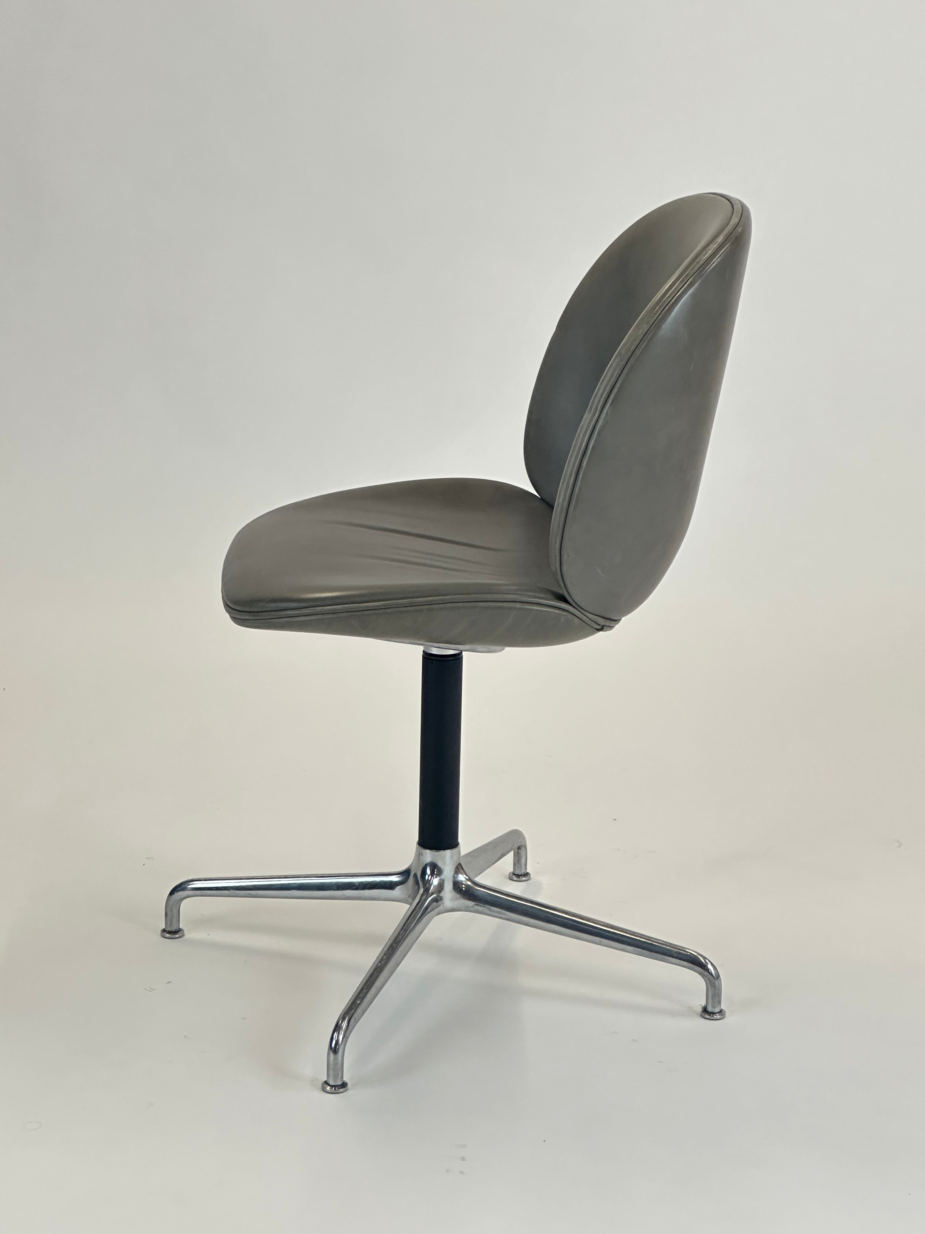GUBI | Beetle Meeting Chair (Grå)