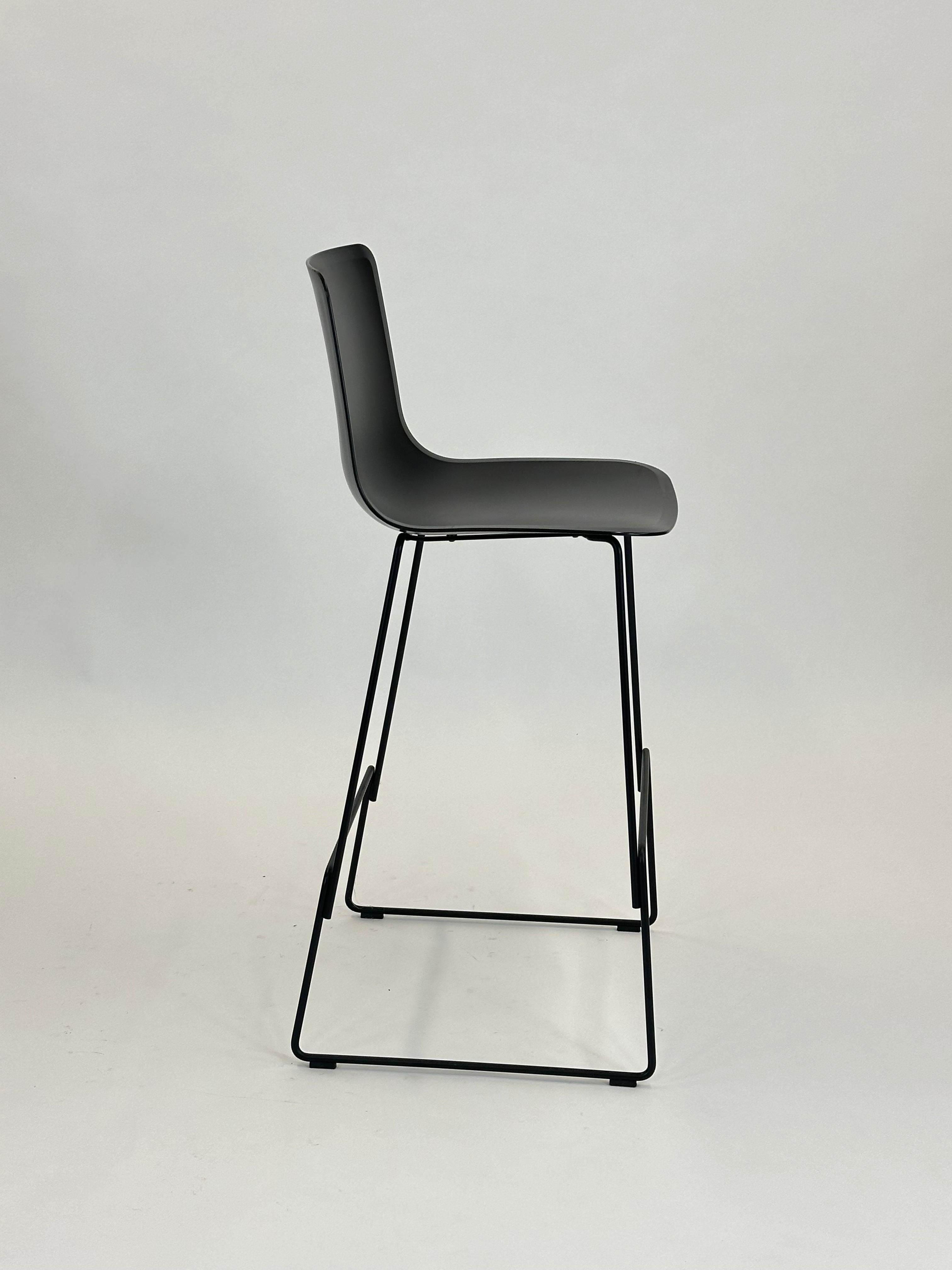Pato Sledge Barstool (Sort) fra Fredericia Furniture