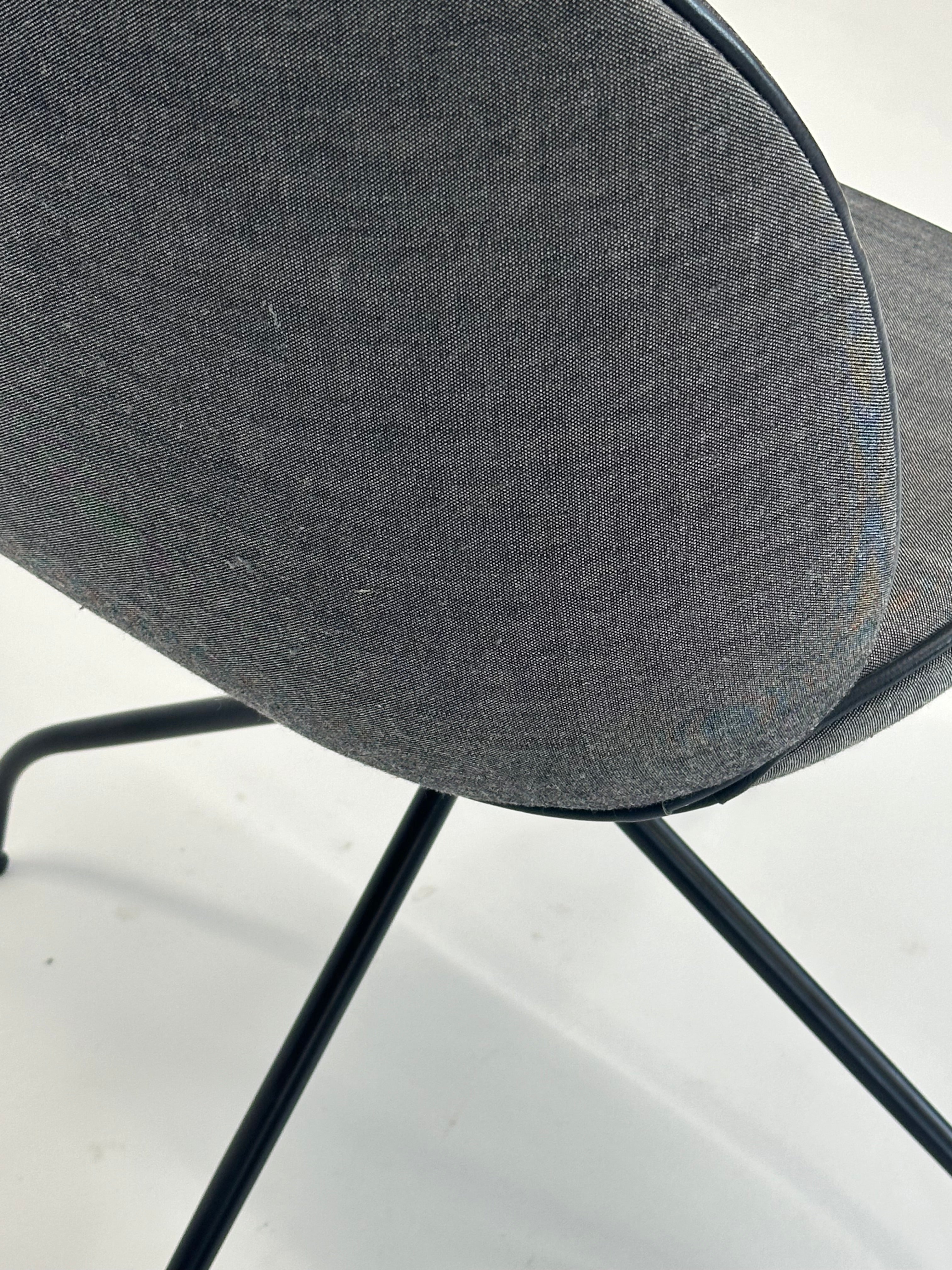 GUBI | Beetle Meeting Chair (Grå)