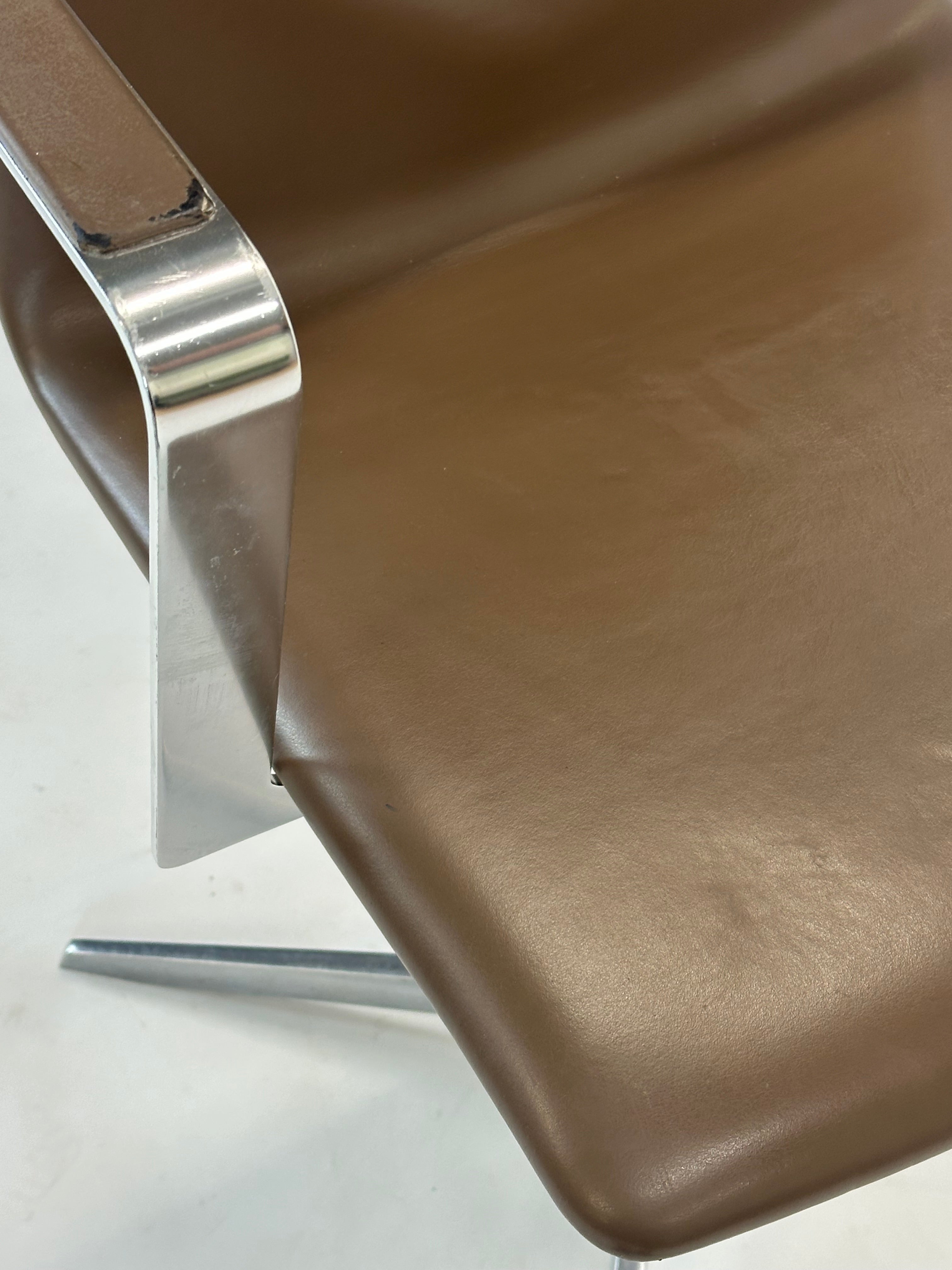 Four Design - 4-Cast® XL Mødestol (Mørkebrun)
