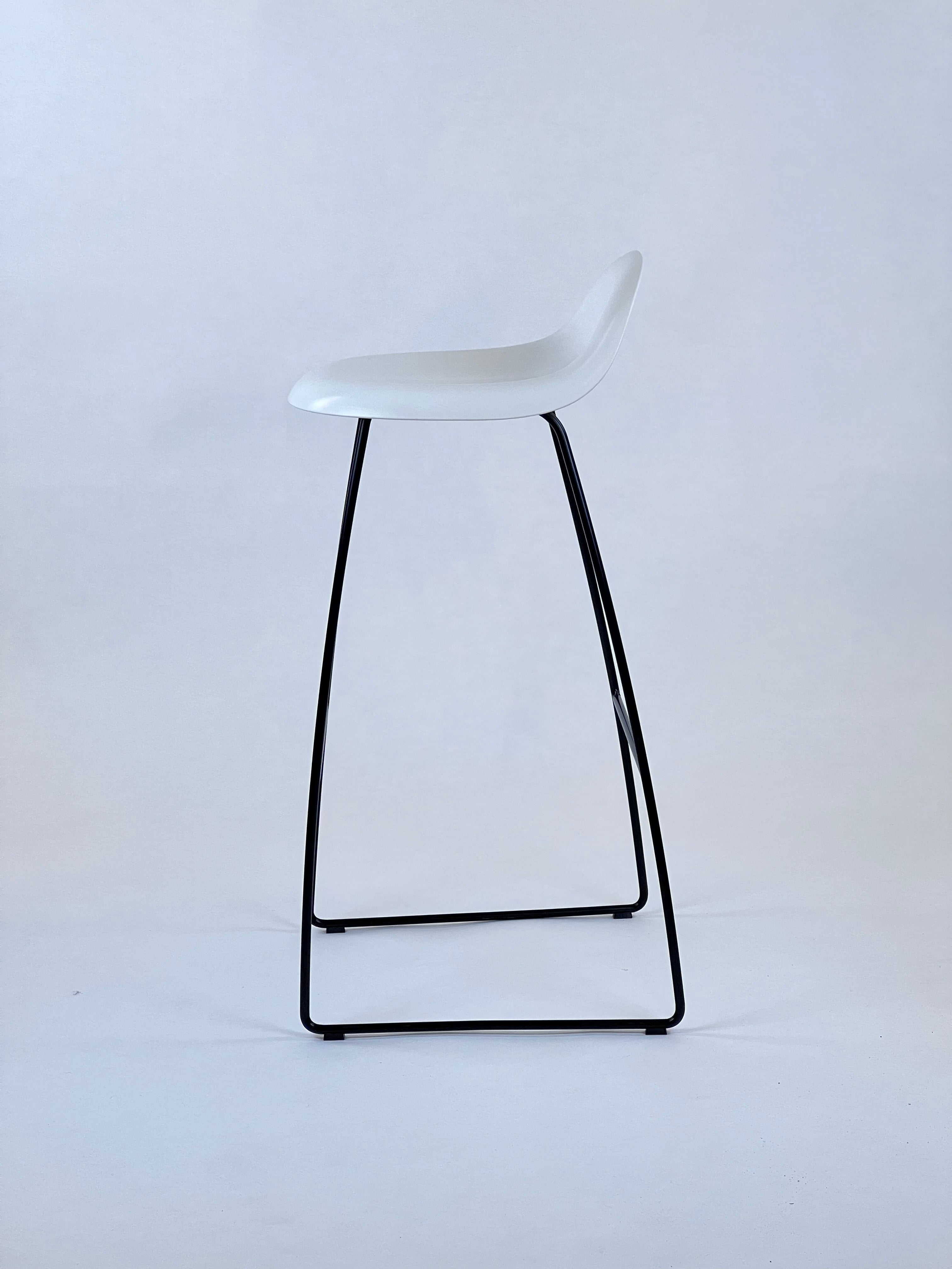 GUBI | 3D Barstol - Sledge Base Hvid/Sort ben