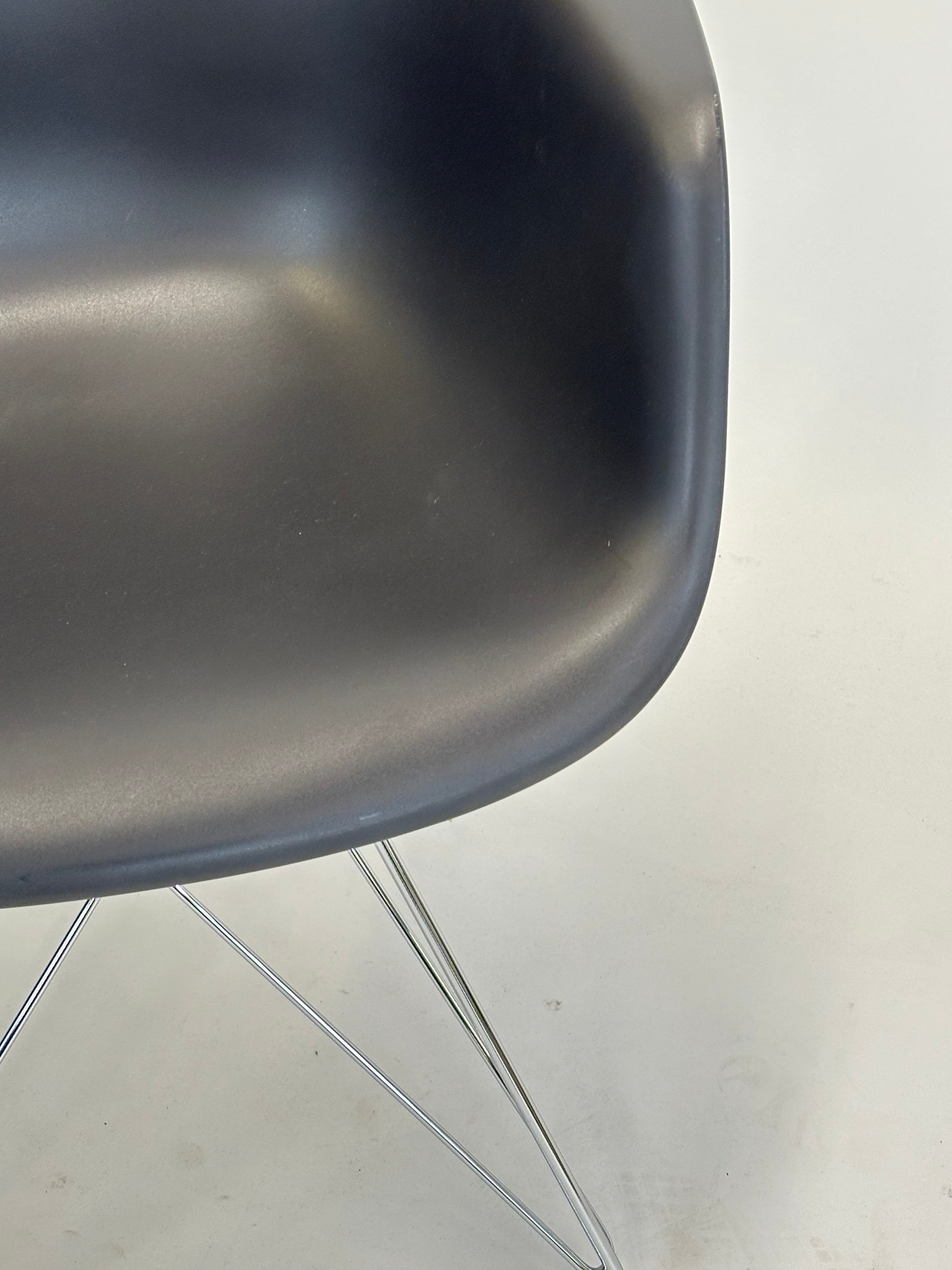Vitra Eames Plastic Armchair DAR (Sort)