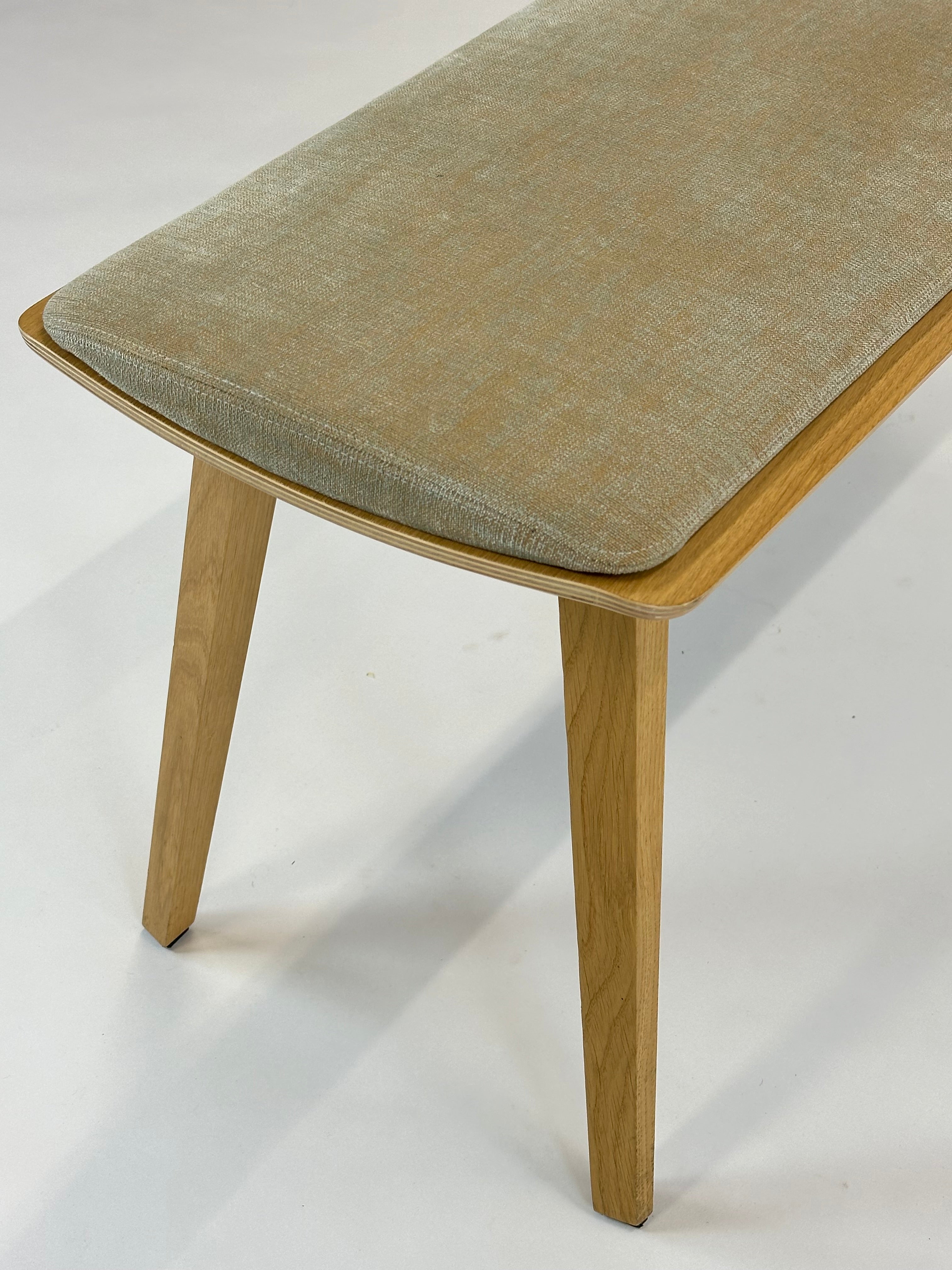 Elegant Bænk i Egetræ m. Sædepolstring