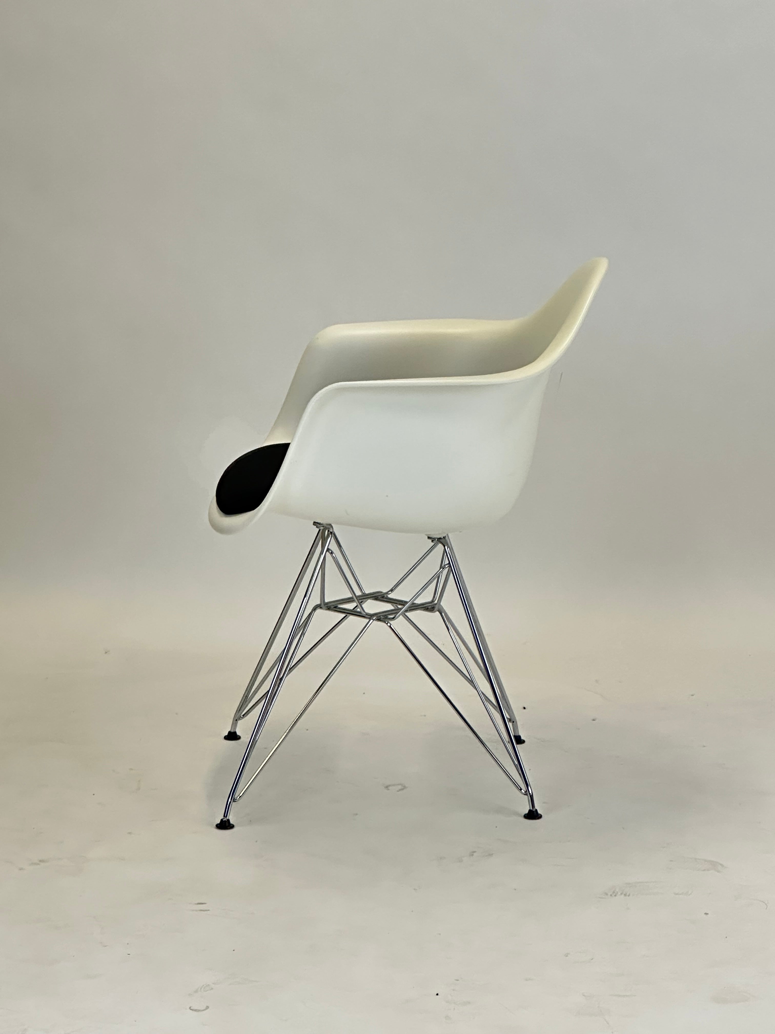 Vitra Eames Plastic Armchair DAR (Hvid)