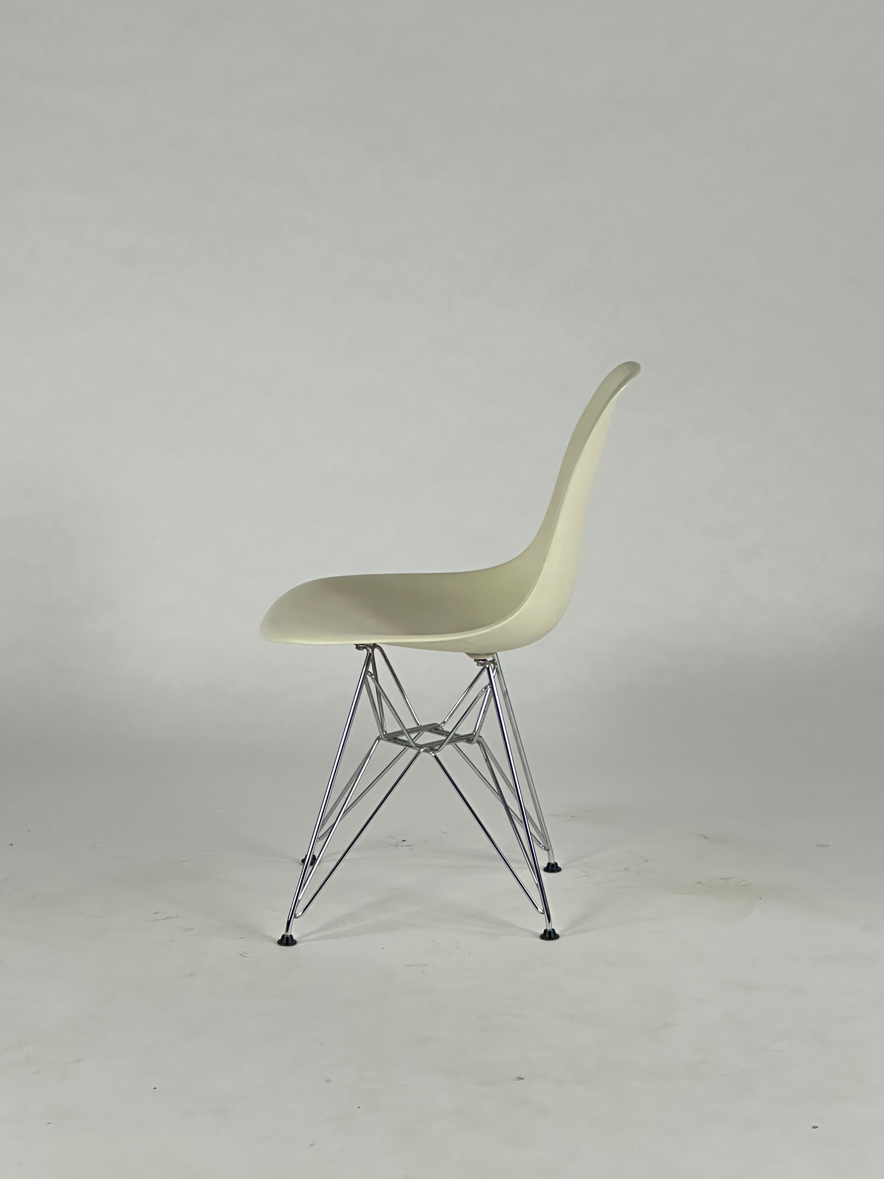 Vitra Eames Plastic Sidechair