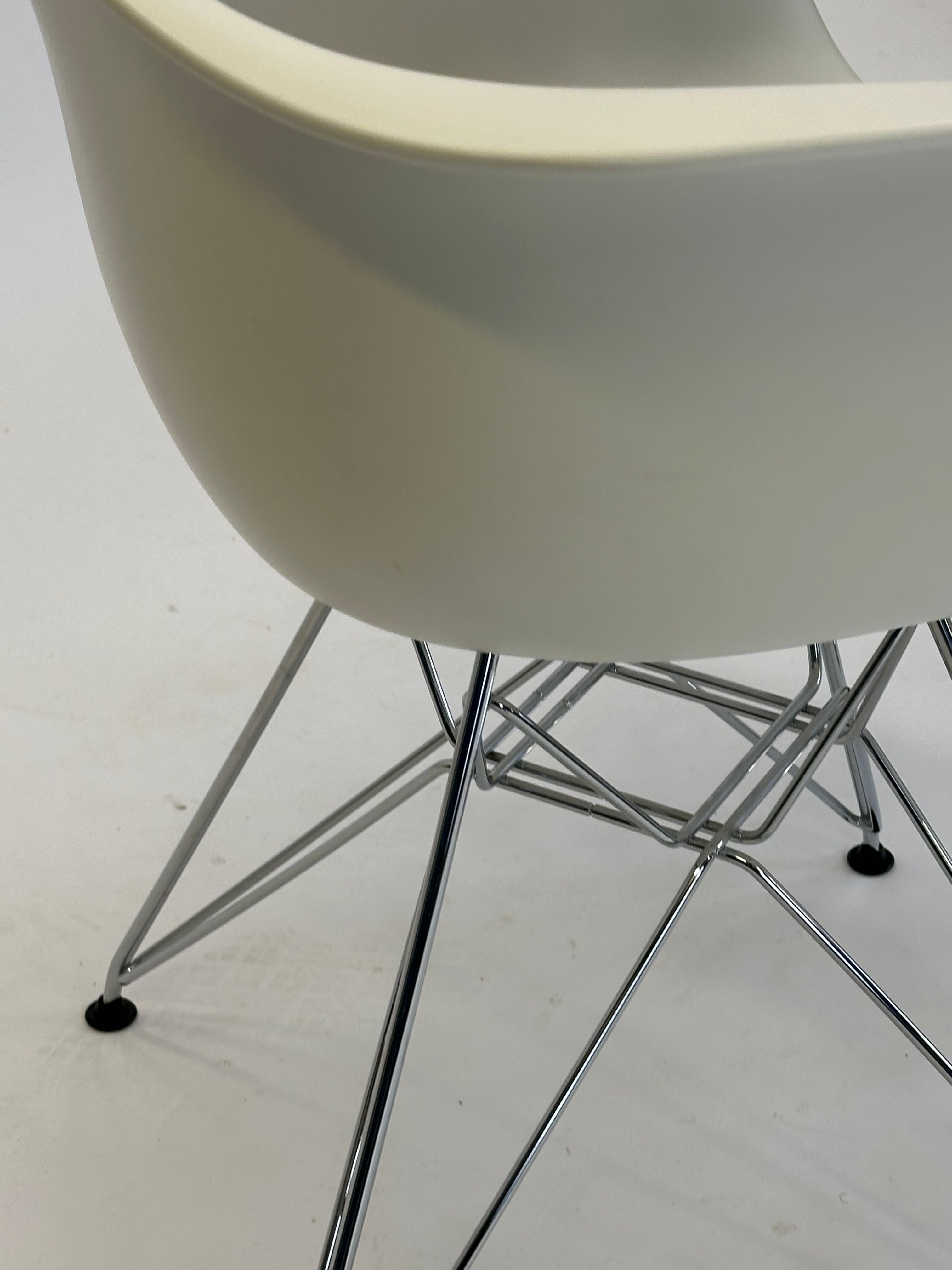 Vitra Eames Plastic Armchair DAR (Hvid)