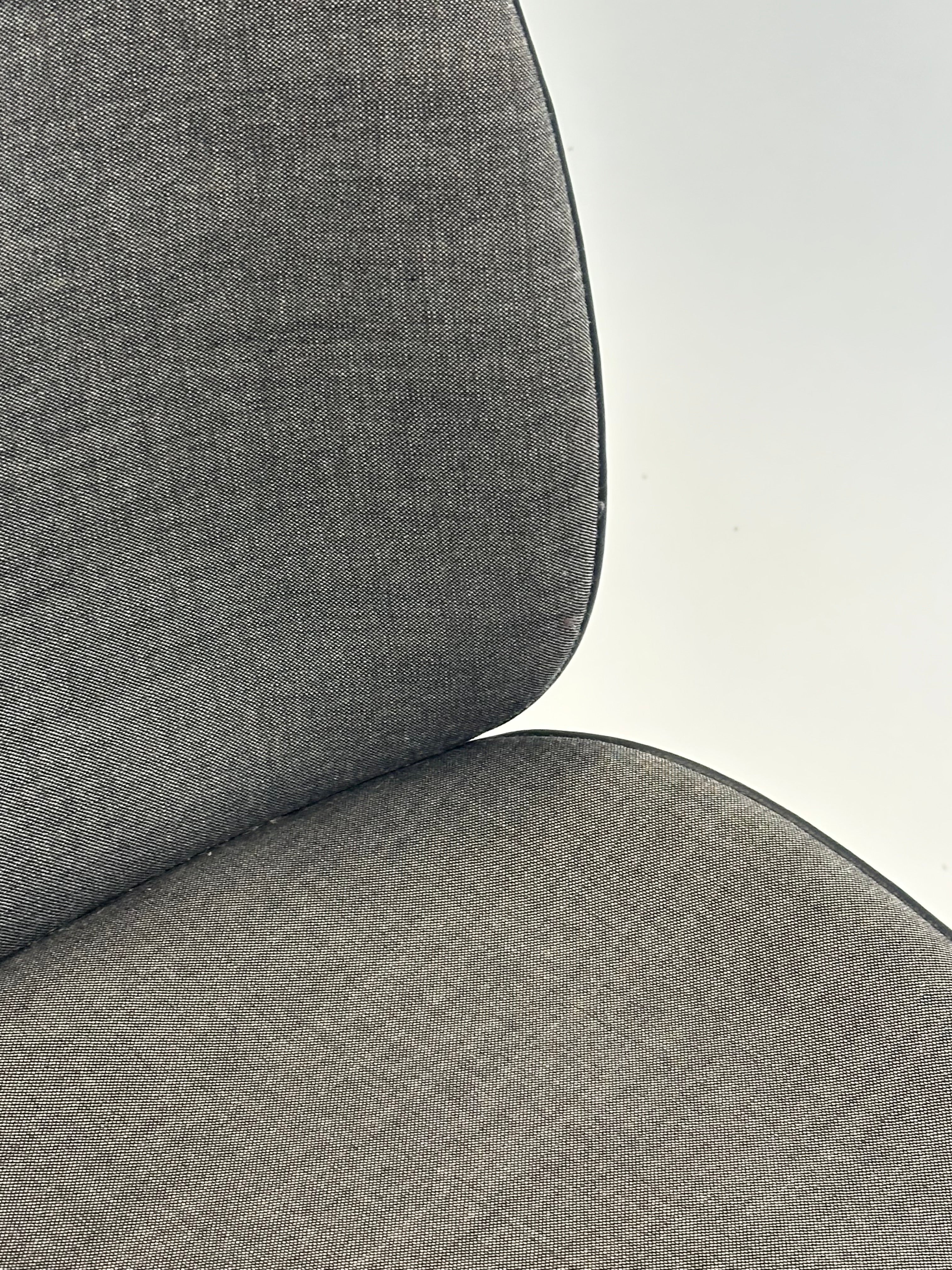 GUBI | Beetle Meeting Chair (Grå)
