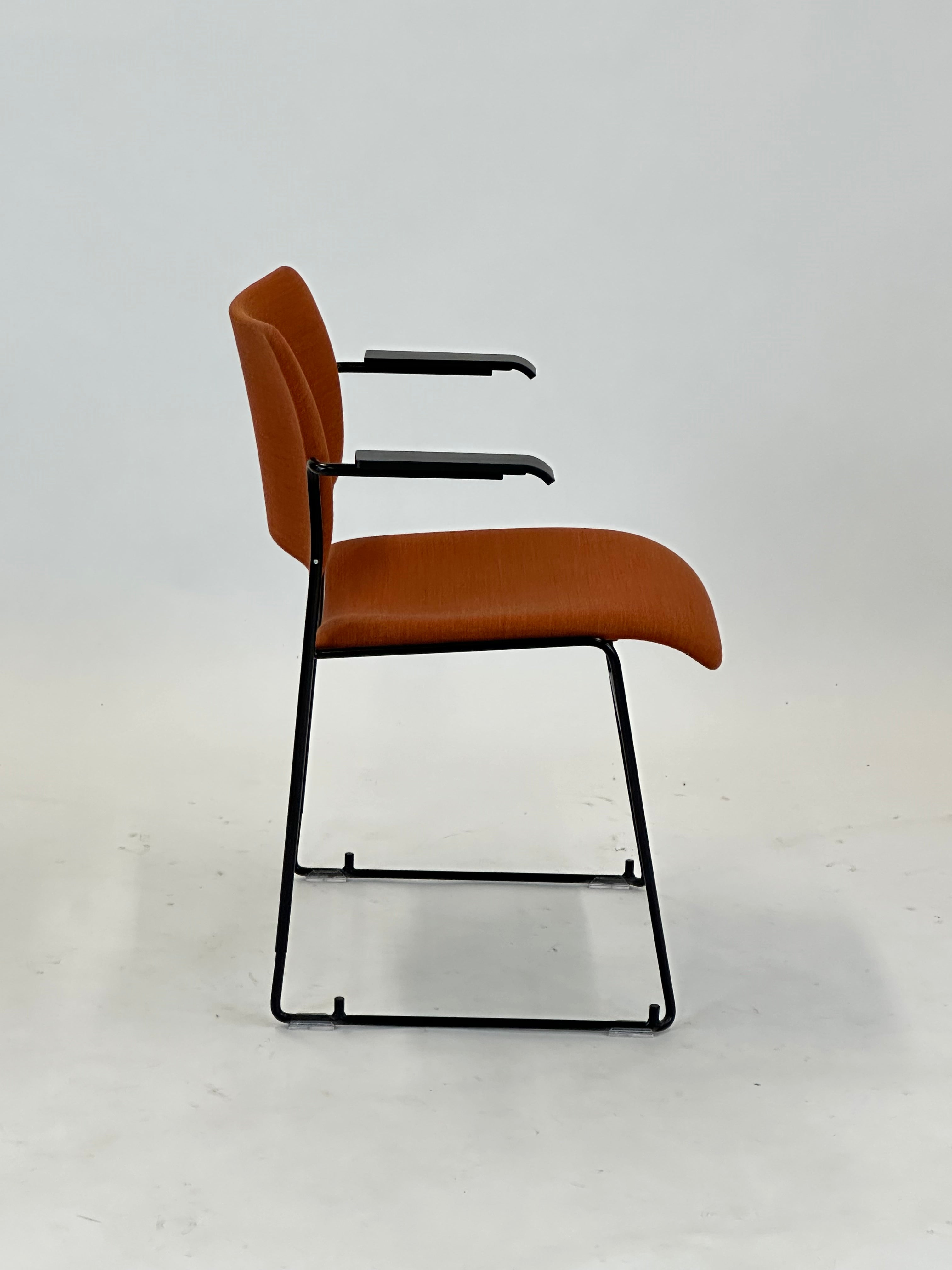40/4 Konferencestol - Howe (Orange m. sorte armlæn)
