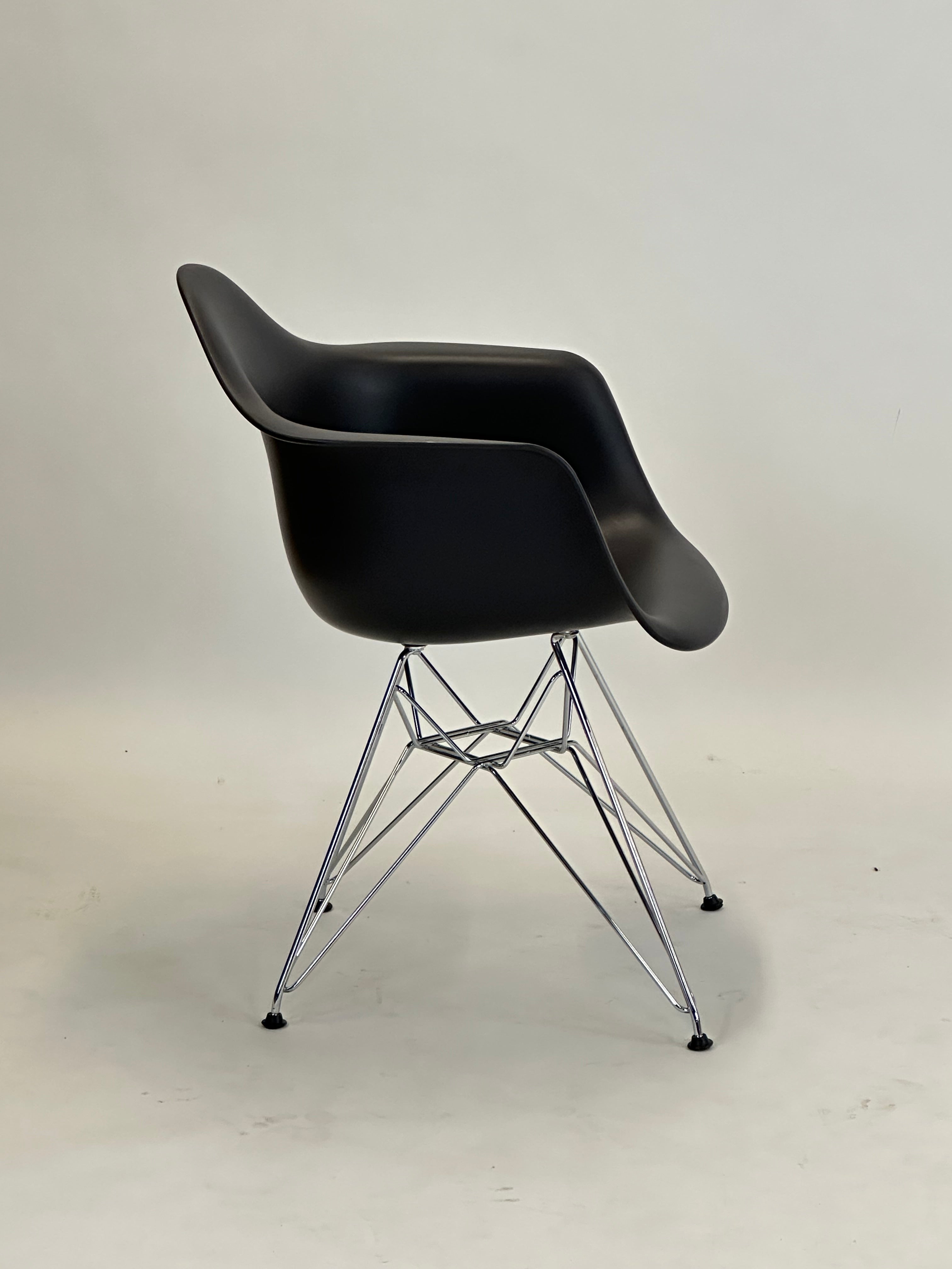 Vitra Eames Plastic Armchair DAR (Sort)