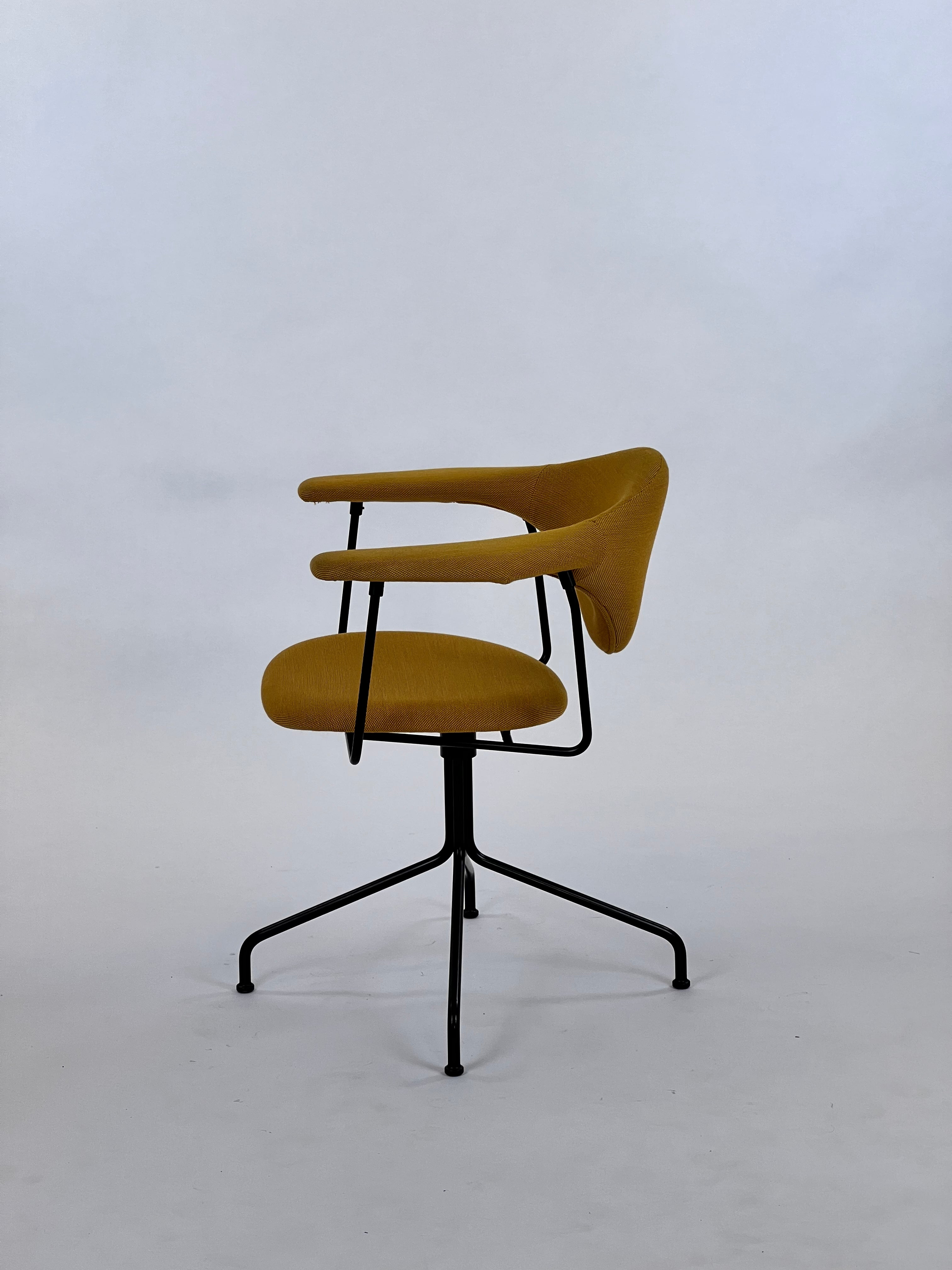 GUBI | Masculo Meeting Chair