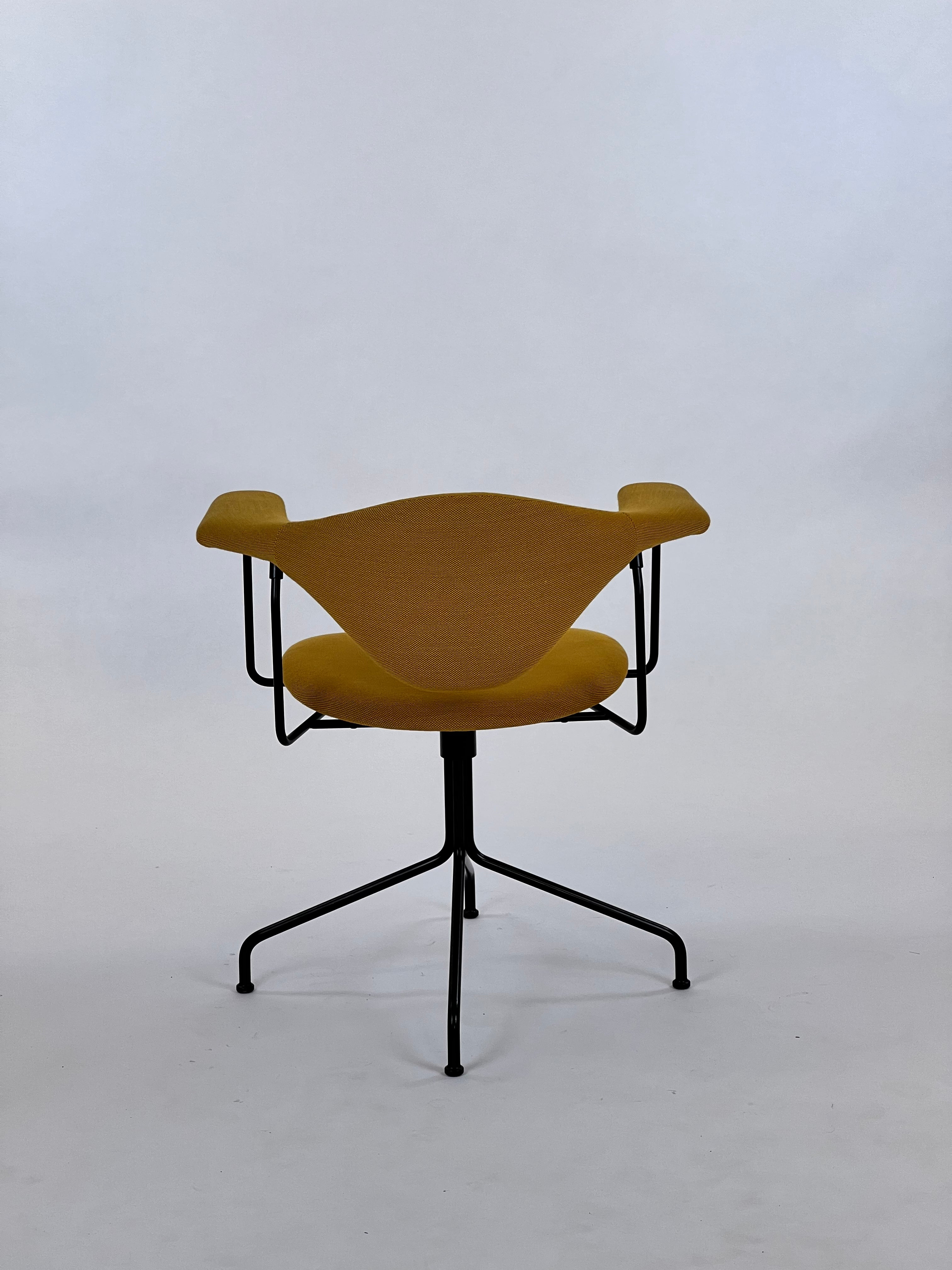 GUBI | Masculo Meeting Chair