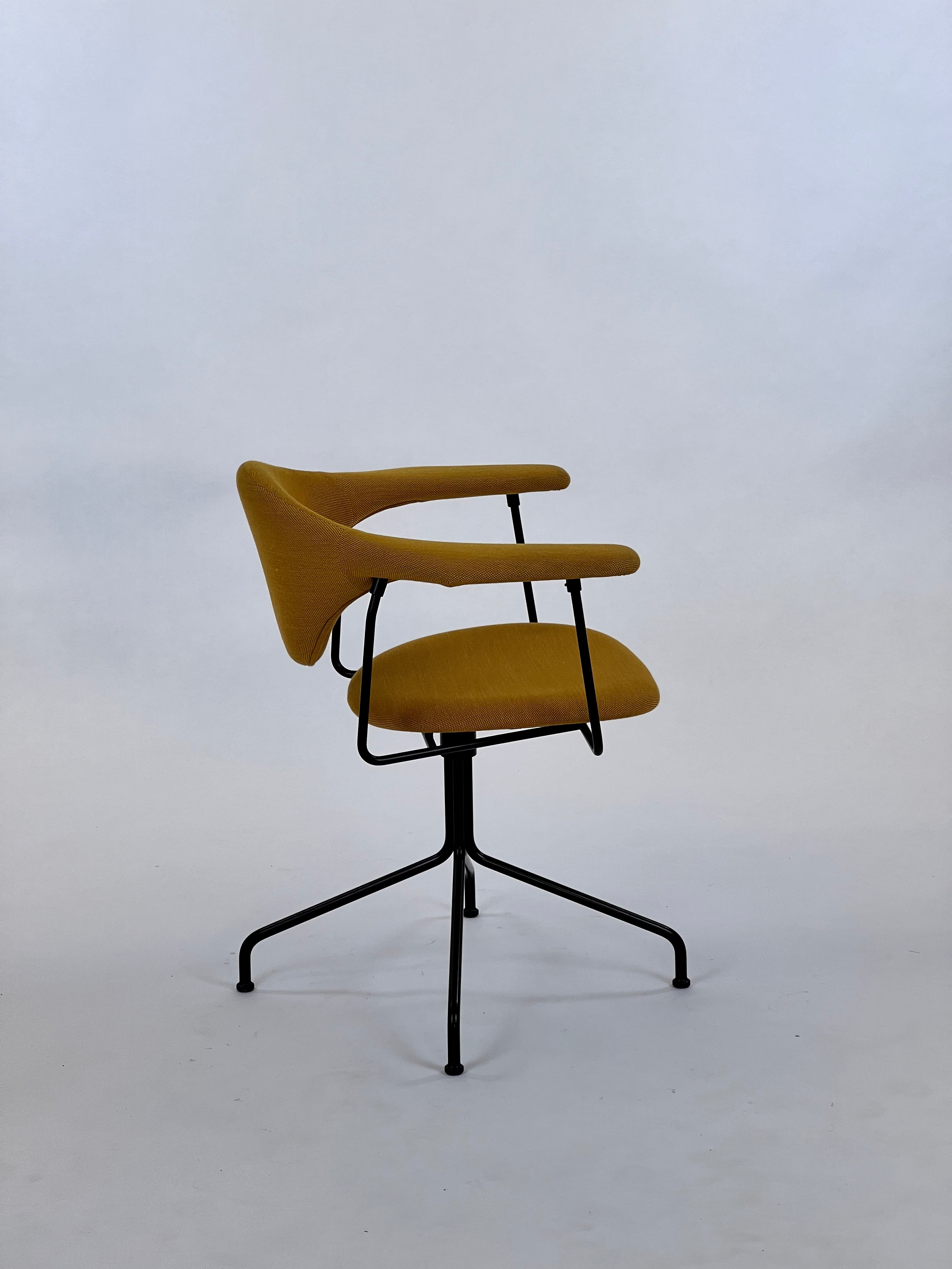 GUBI | Masculo Meeting Chair