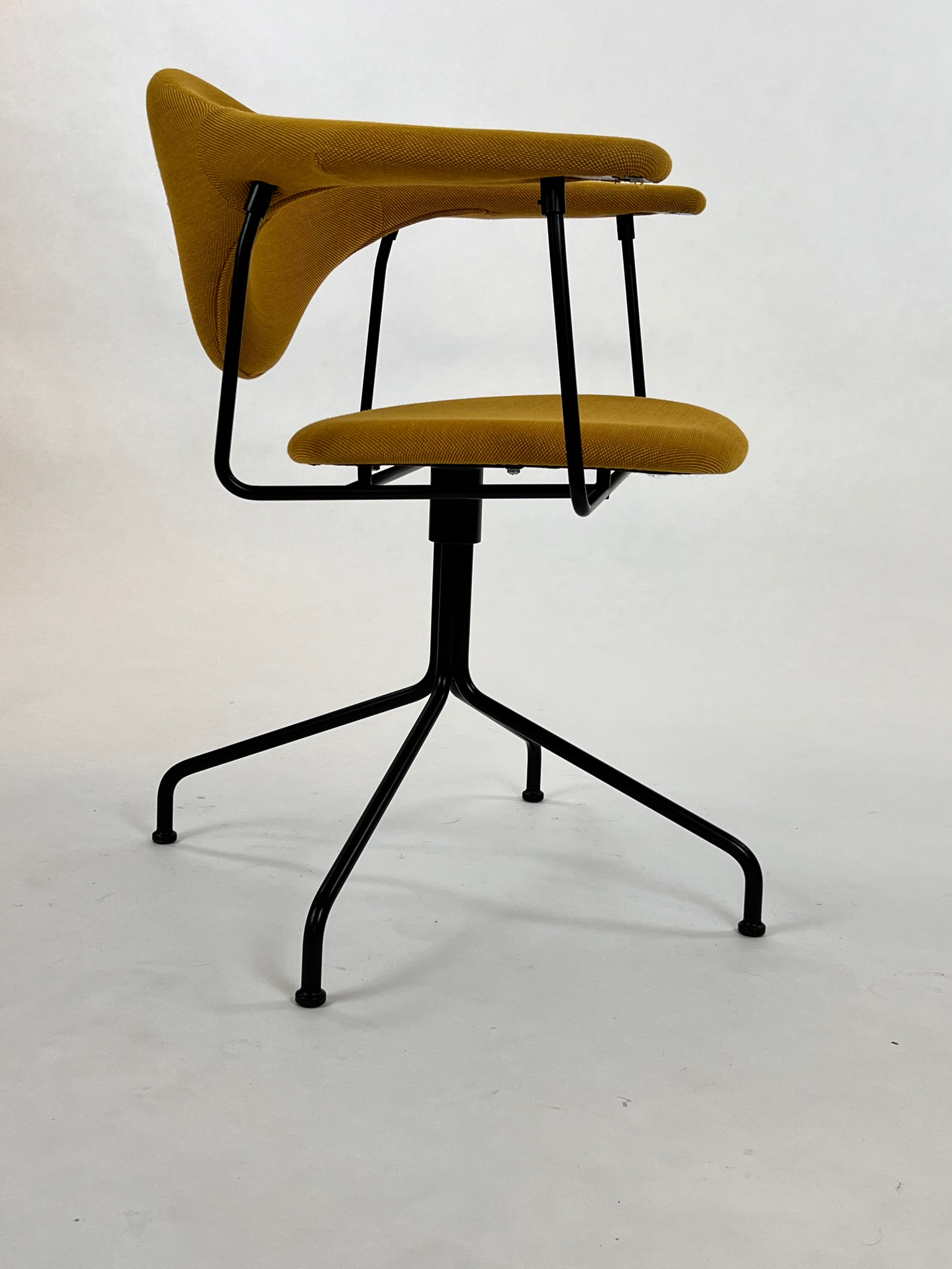 GUBI | Masculo Meeting Chair