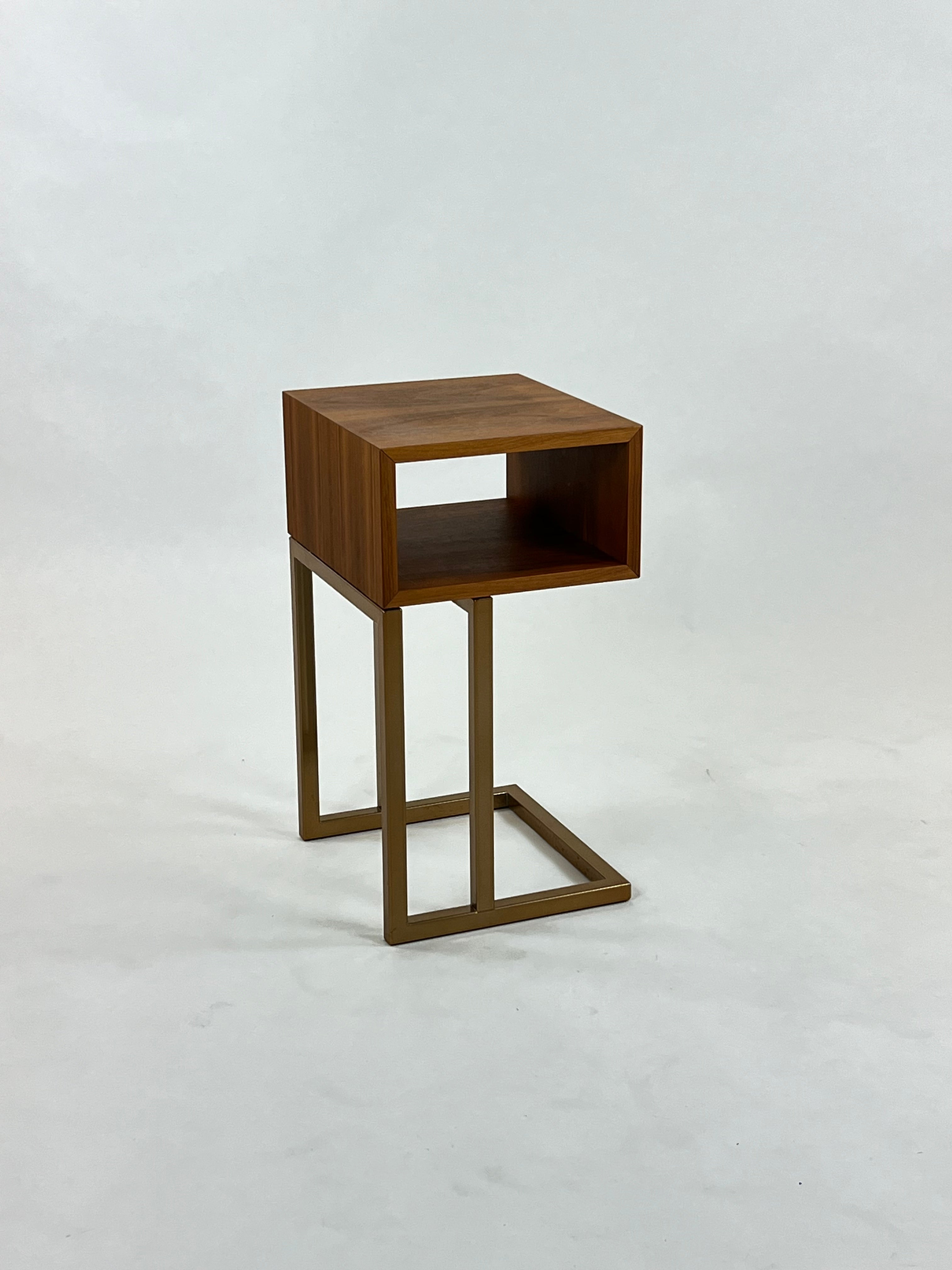 Træ- og metal-sidetable