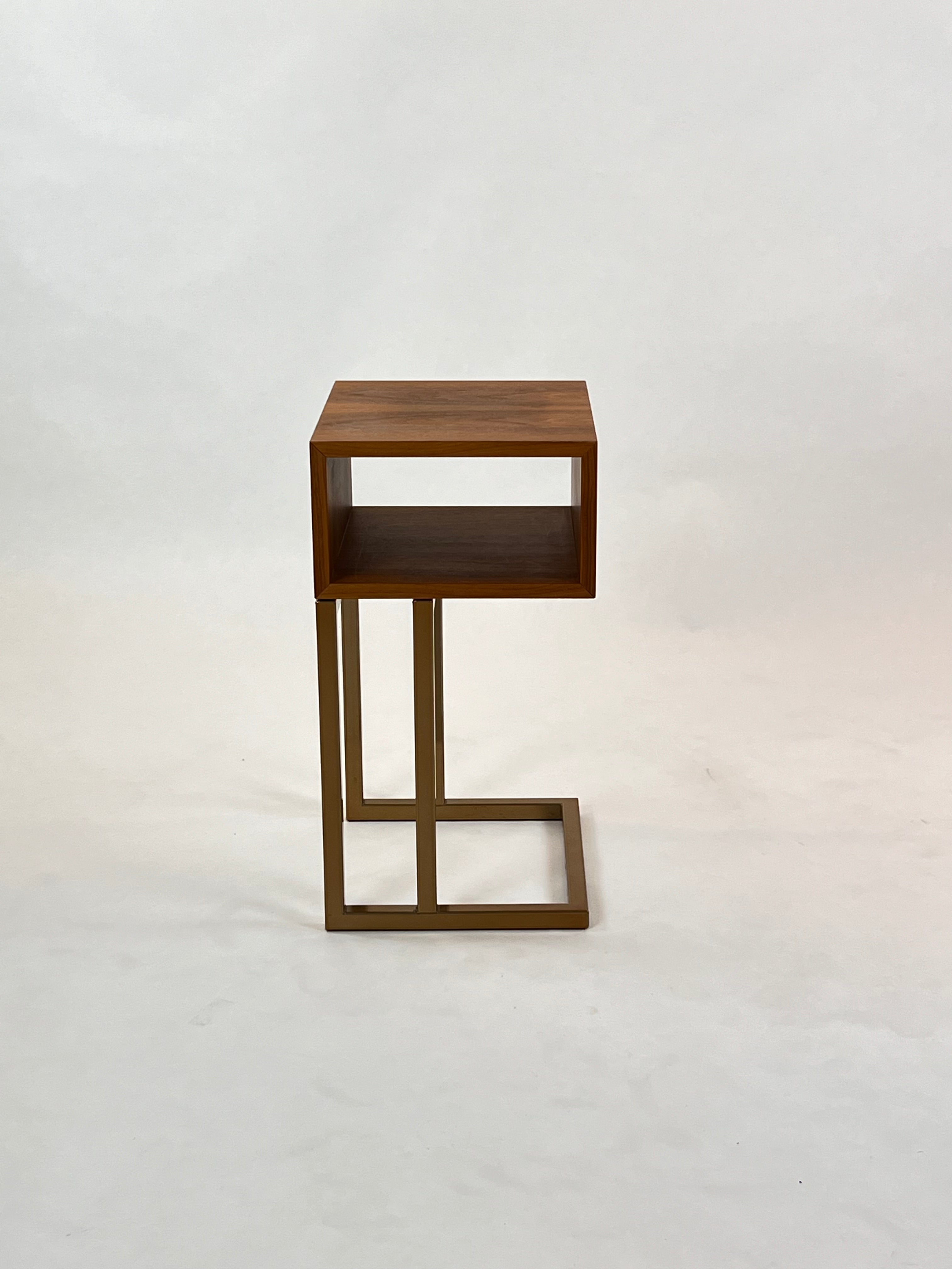 Træ- og metal-sidetable