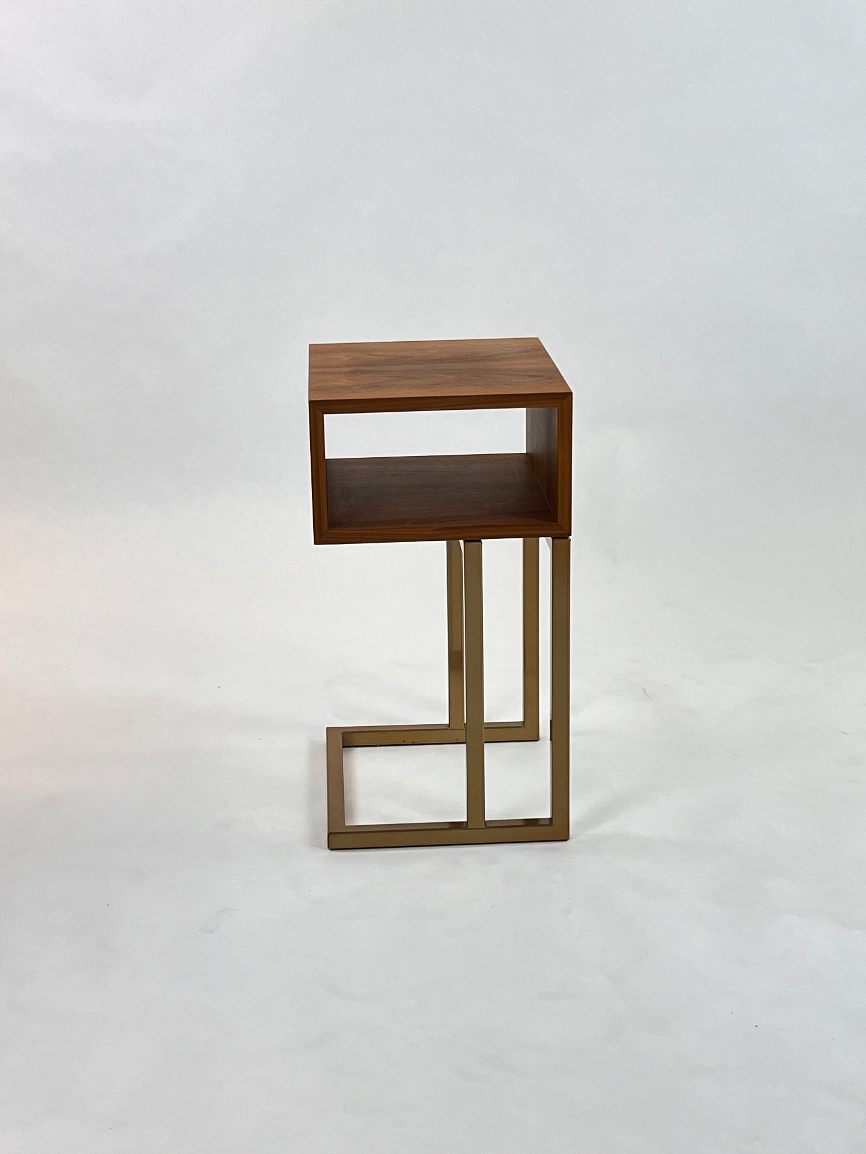 Træ- og metal-sidetable