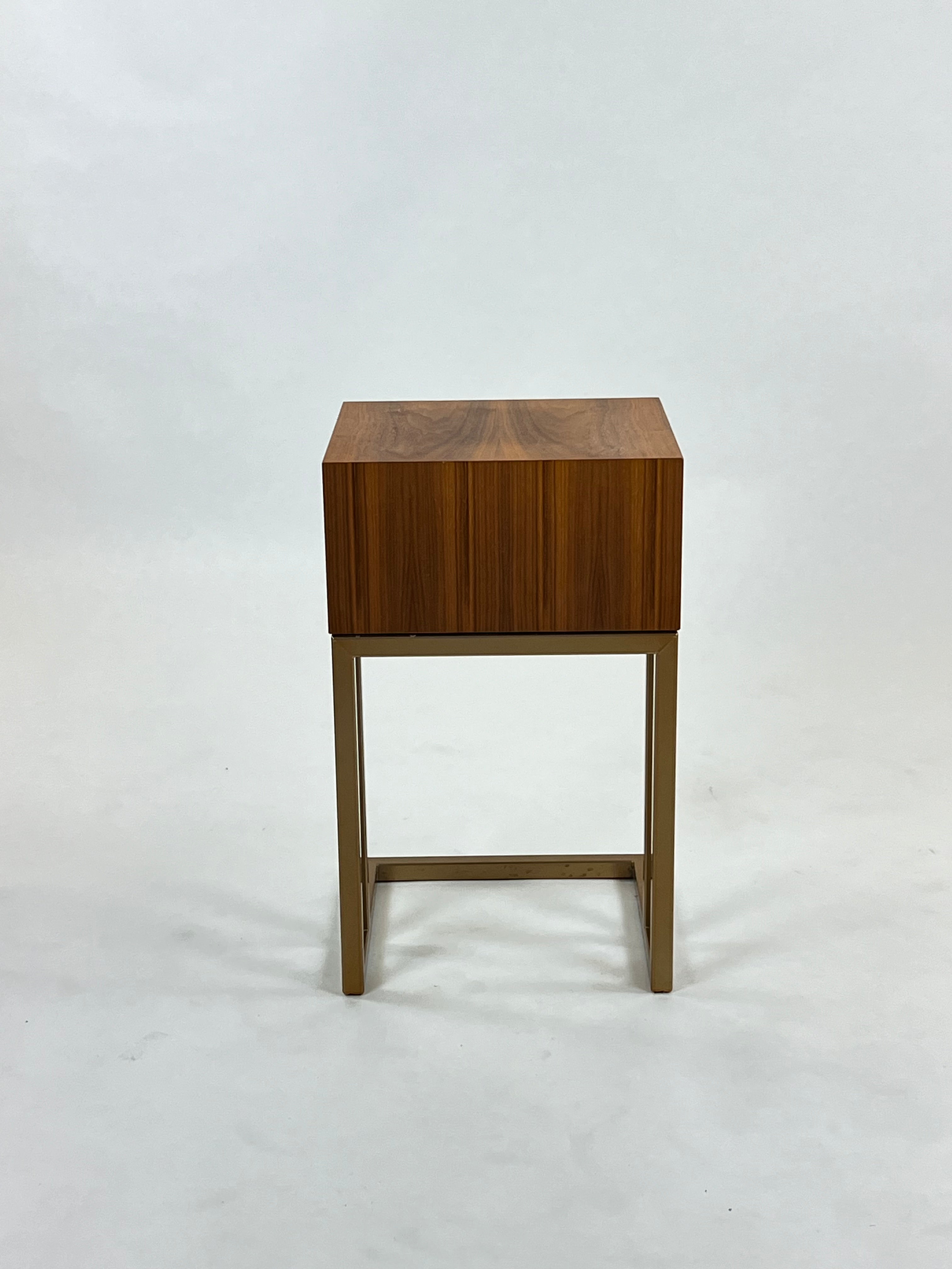 Træ- og metal-sidetable