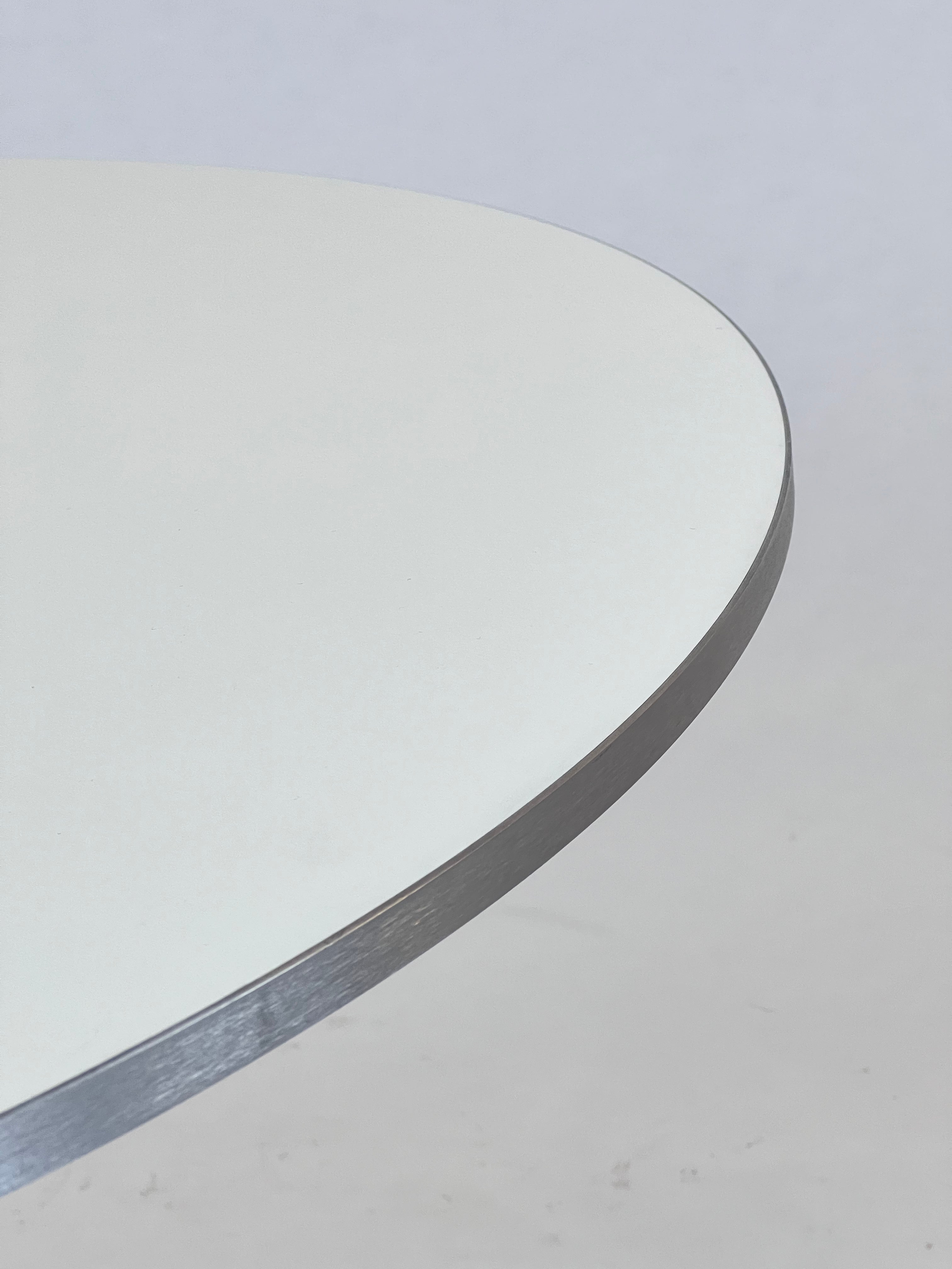 Arne Jacobsen sofabord med hvid laminat med metal kant Ø: 90 cm