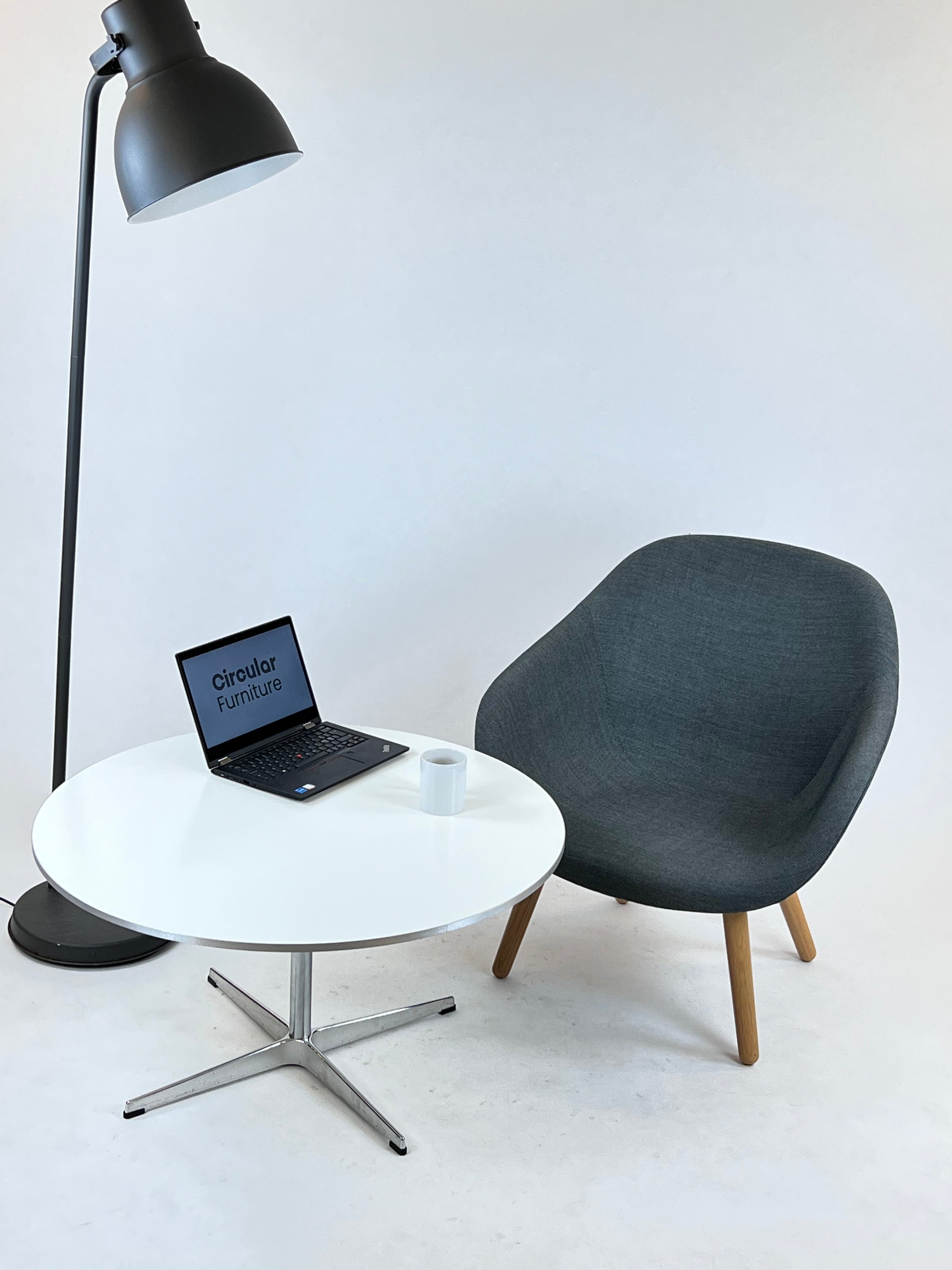 Arne Jacobsen sofabord med hvid laminat med metal kant Ø: 90 cm
