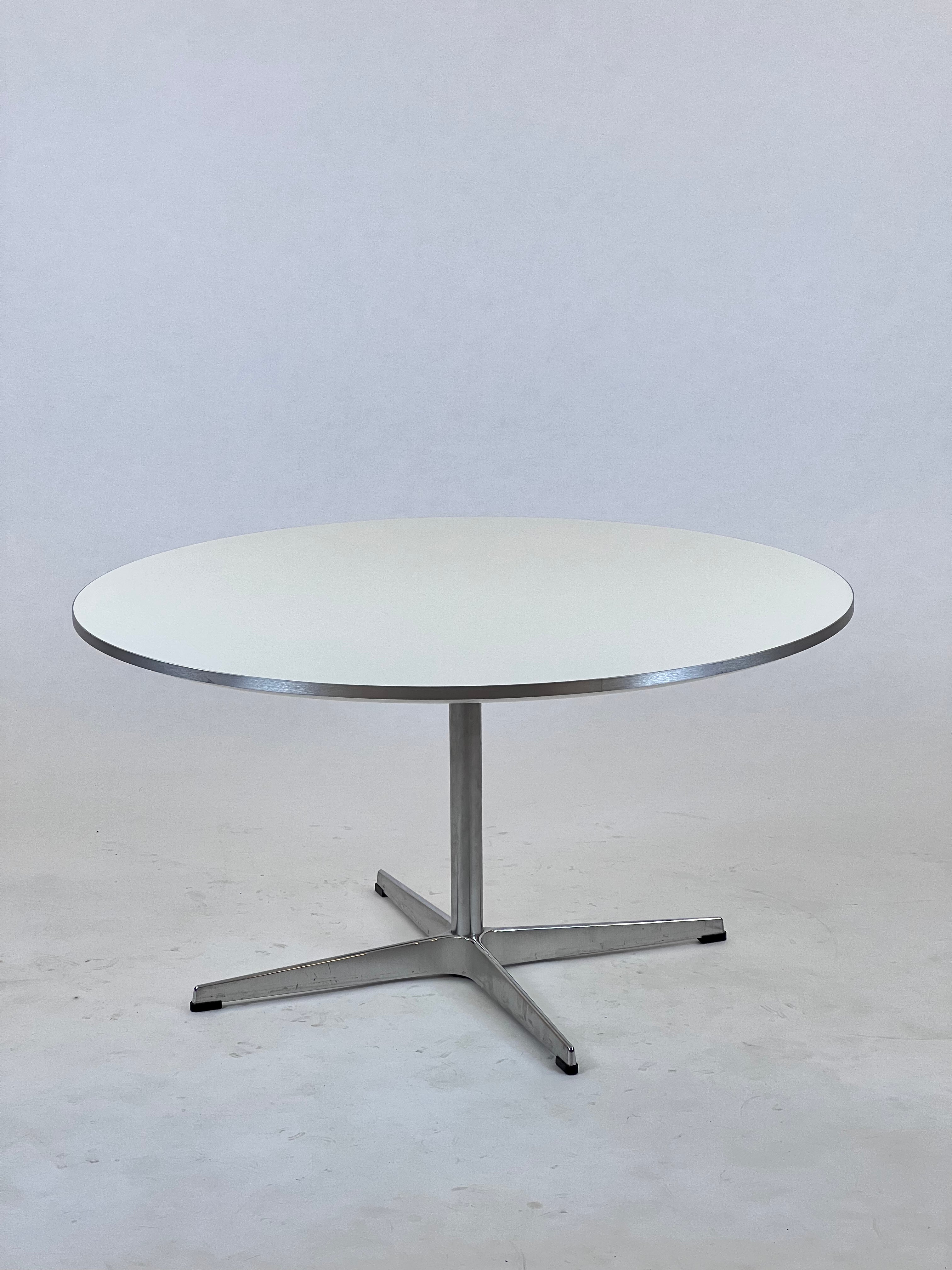 Arne Jacobsen sofabord med hvid laminat med metal kant Ø: 90 cm