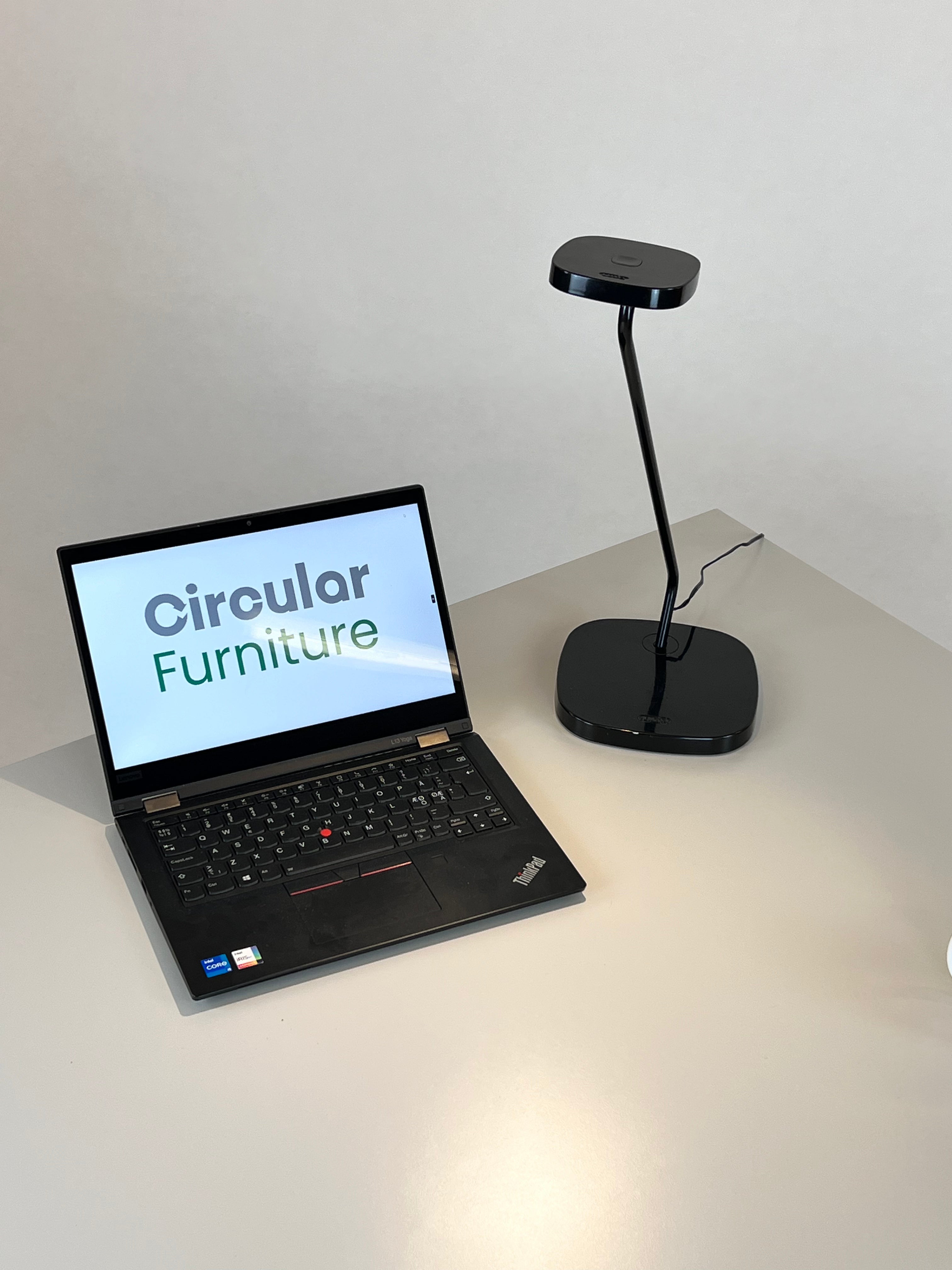 Luxo Trace bordlampe med USB lader i sort - Fabriksny