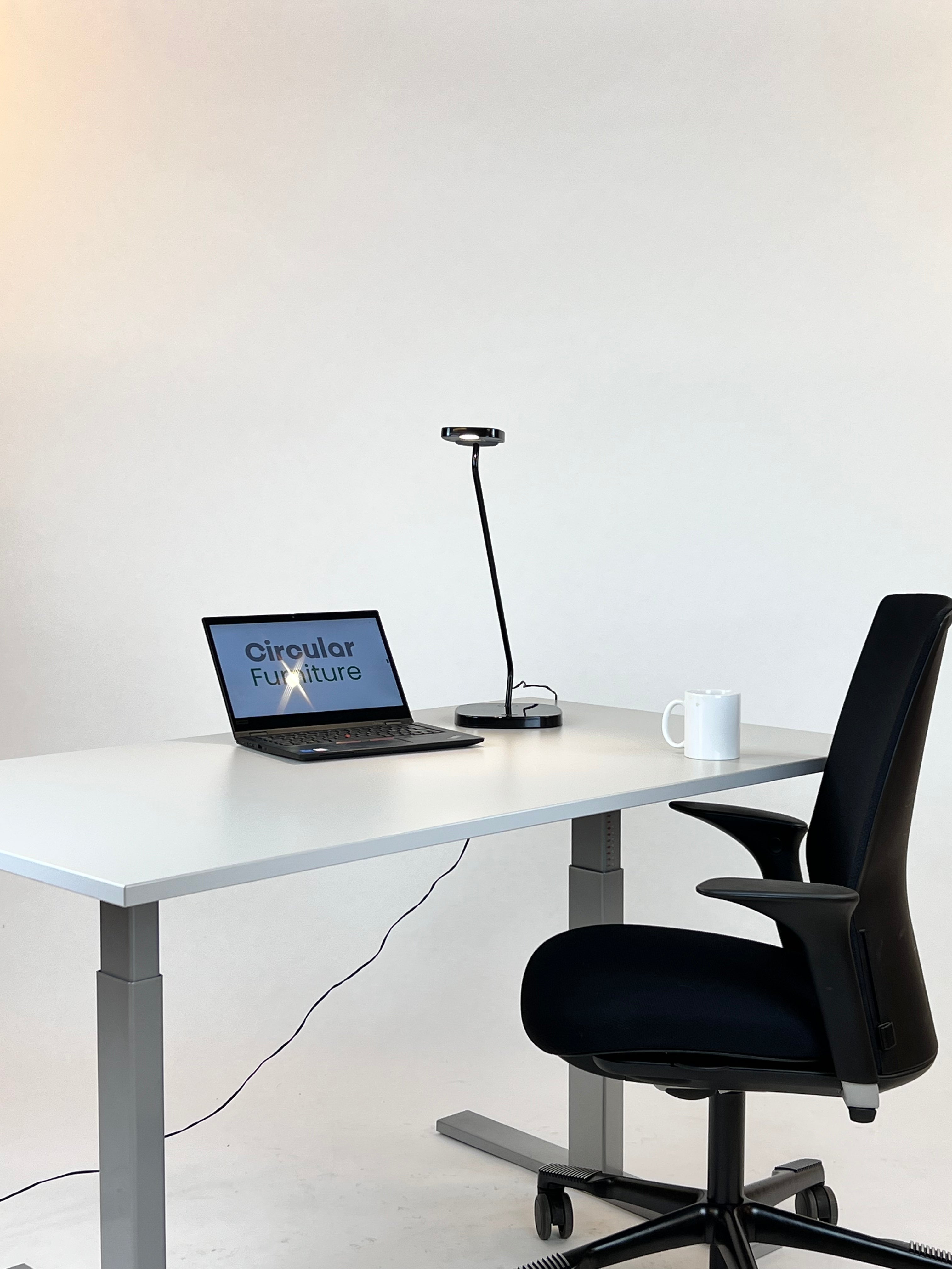 Luxo Trace bordlampe med USB lader i sort - Fabriksny