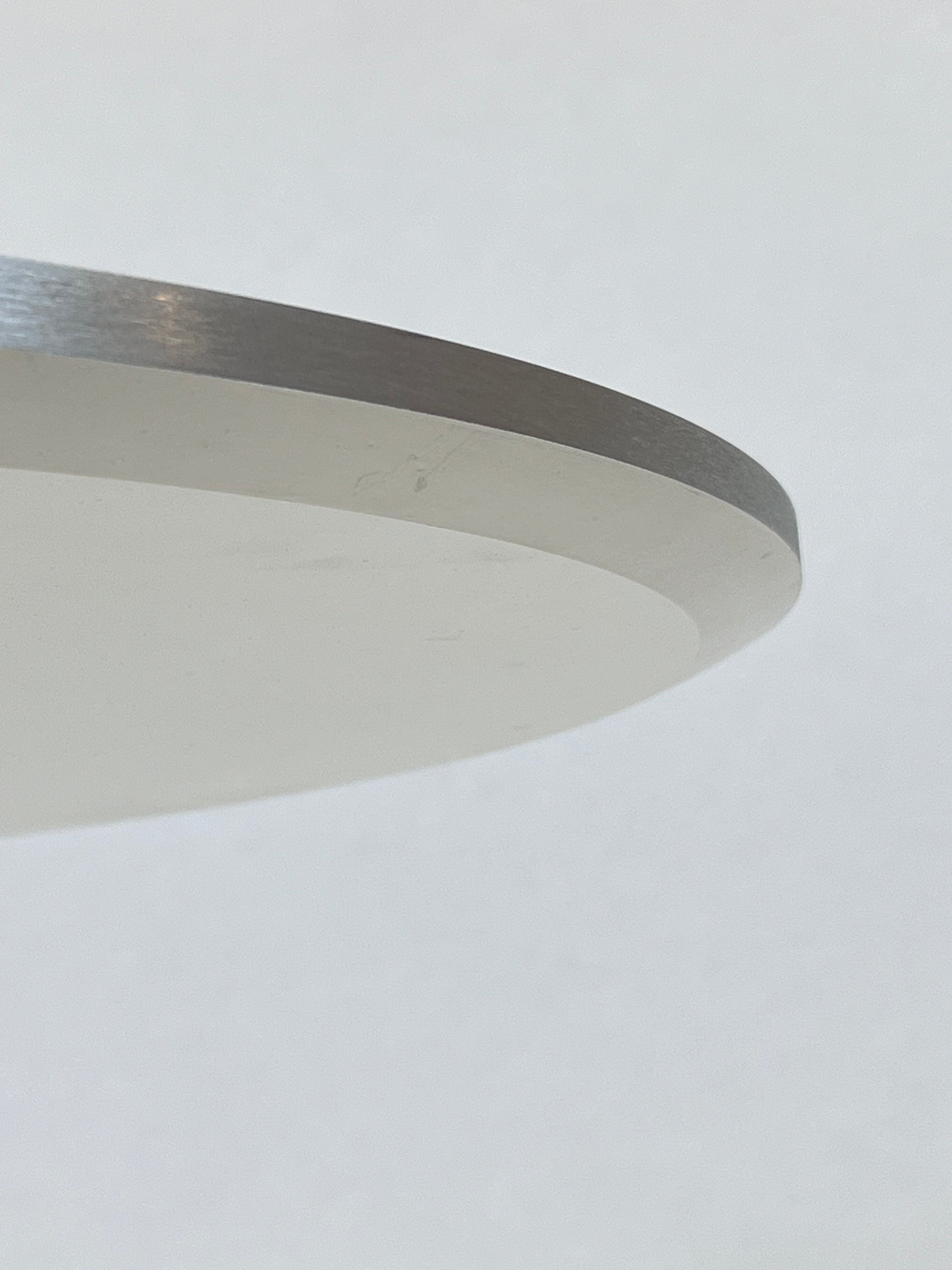 Arne Jacobsen sofabord med hvid laminat med metal kant Ø: 90 cm