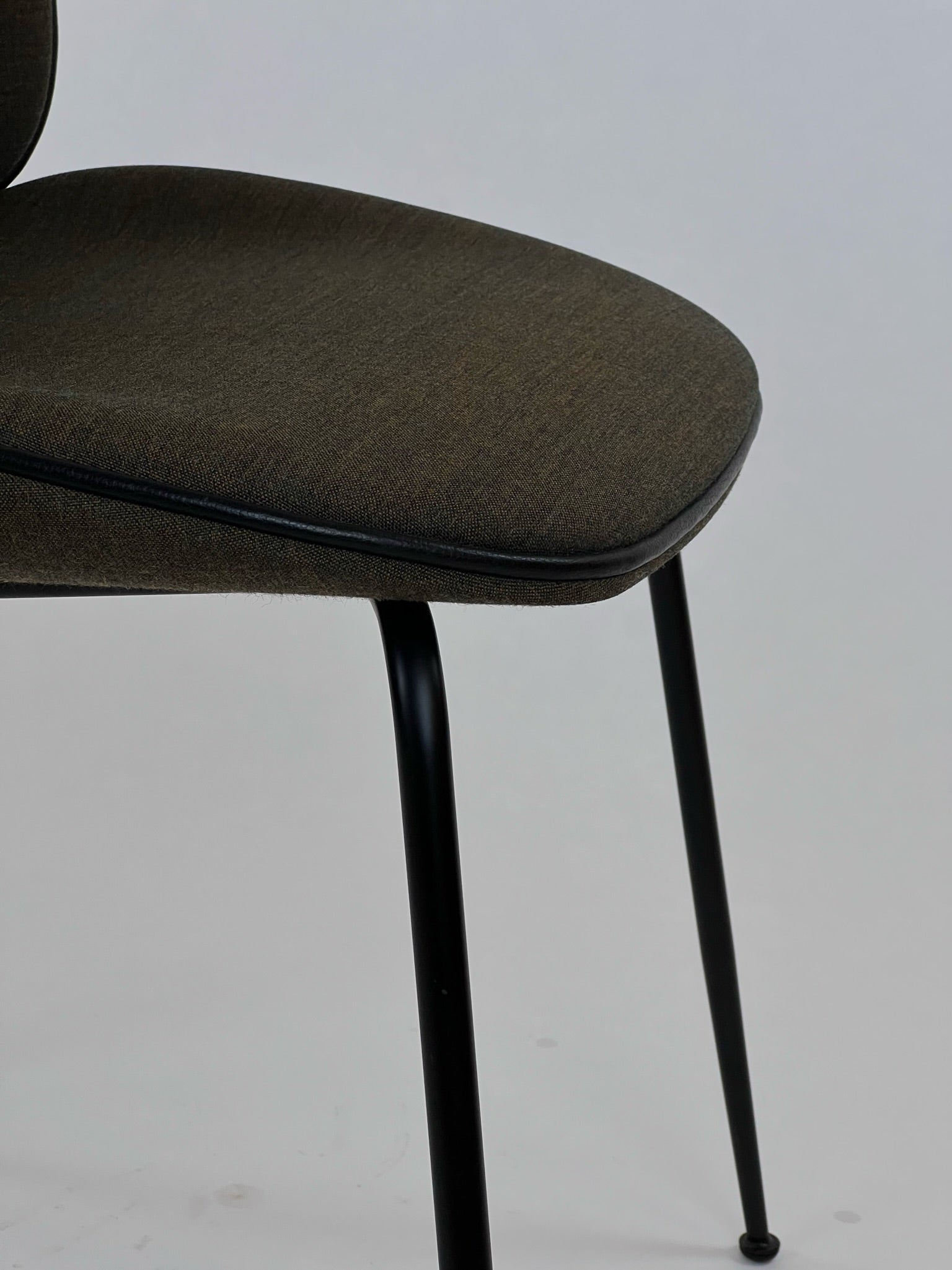 GUBI | Beetle Chair Conic Base | Fuldpolstret