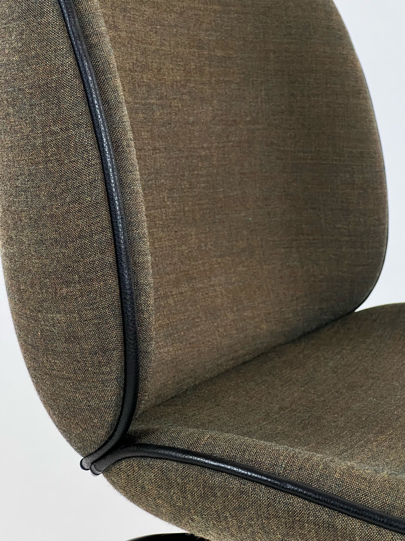 GUBI | Beetle Chair Conic Base | Fuldpolstret