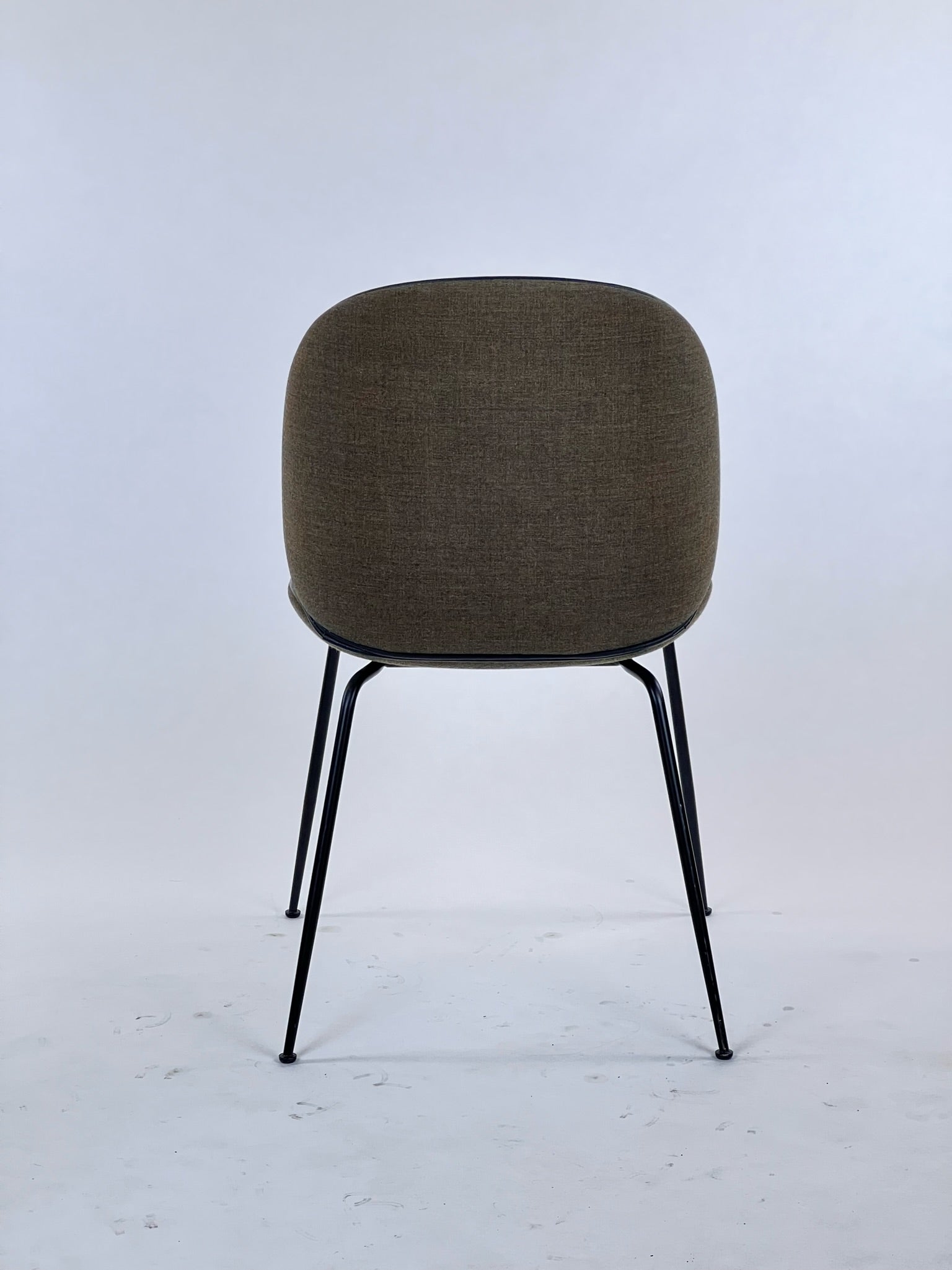 GUBI | Beetle Chair Conic Base | Fuldpolstret