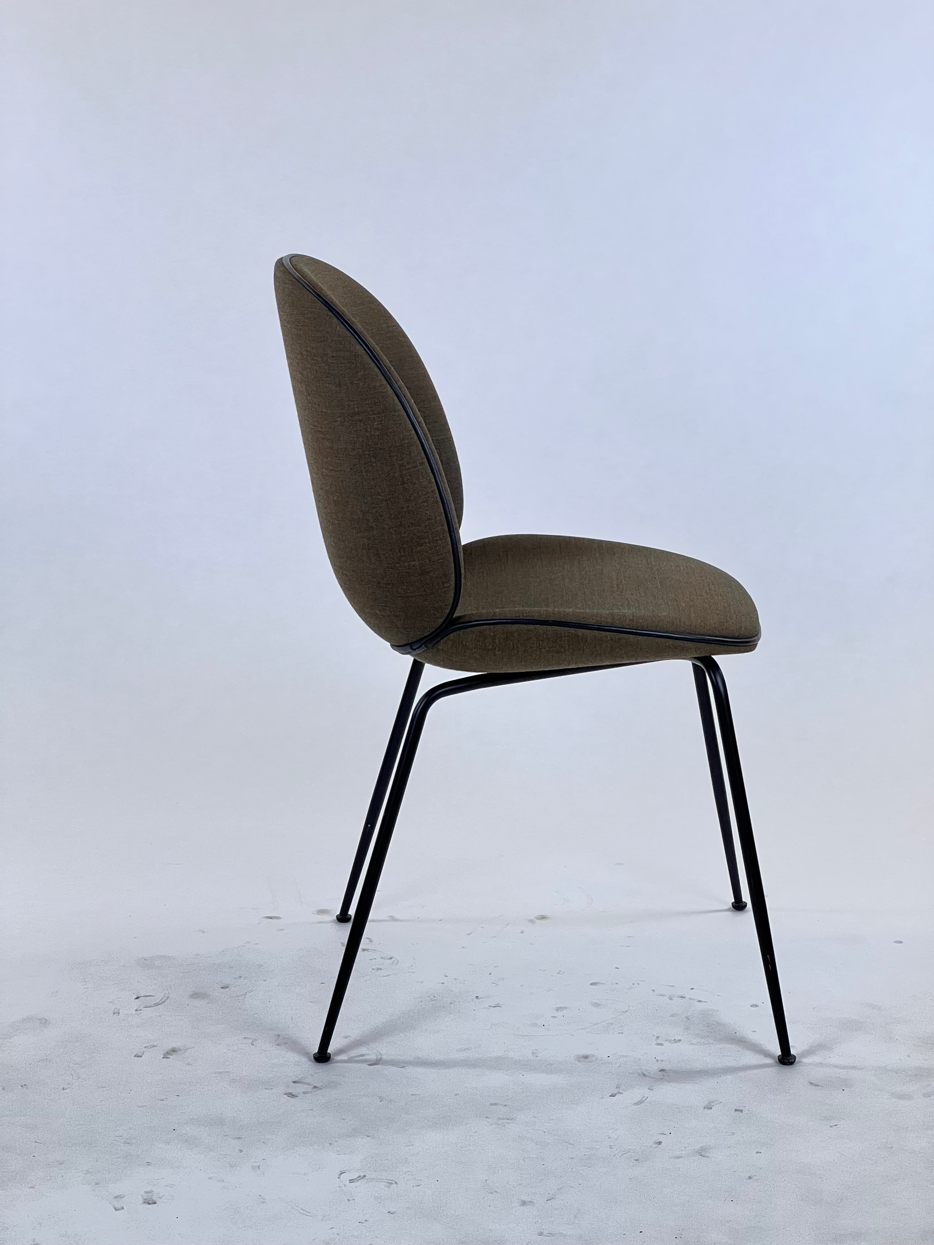 GUBI | Beetle Chair Conic Base | Fuldpolstret