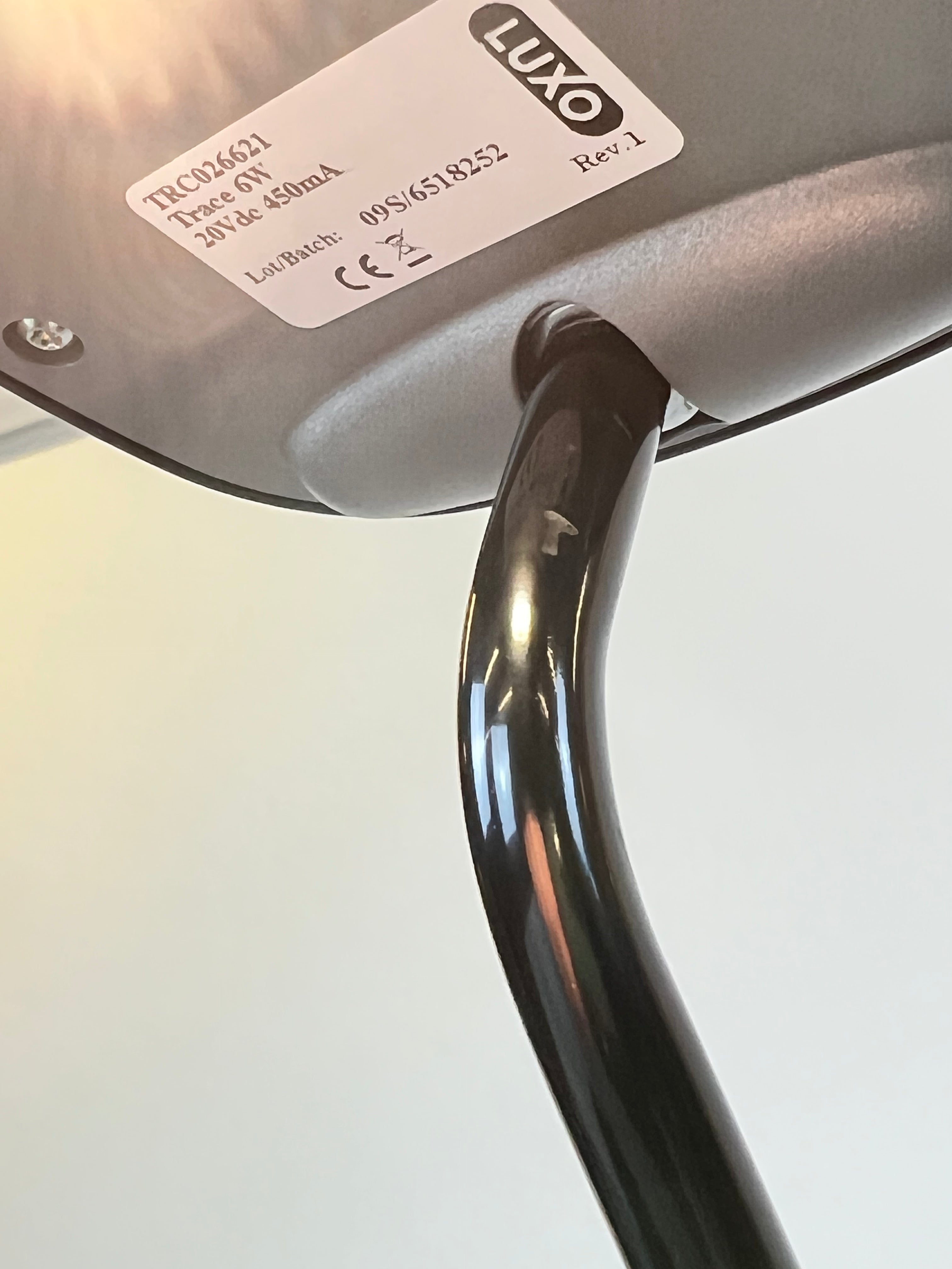 Luxo Trace bordlampe med USB lader i sort - Fabriksny