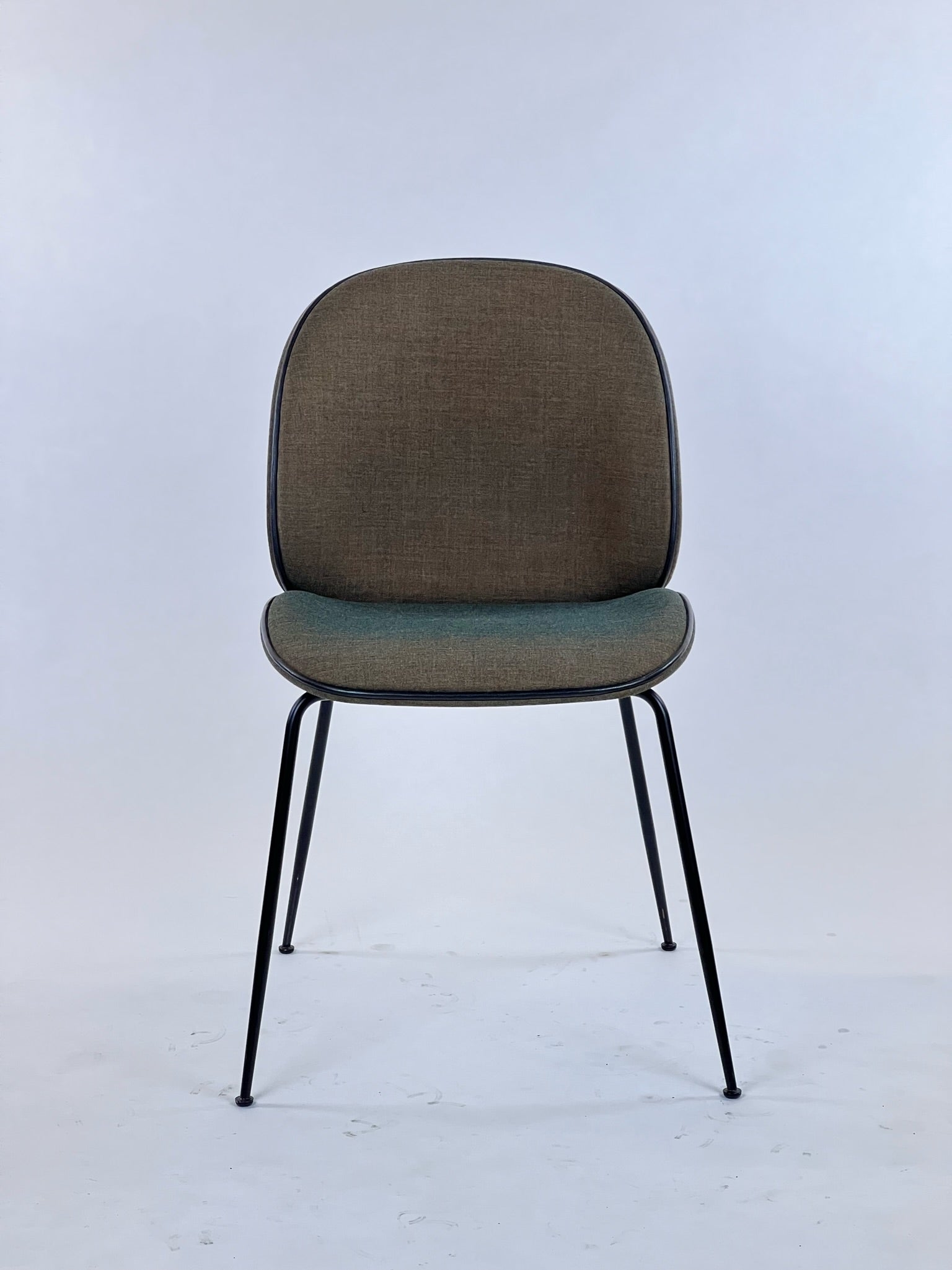 GUBI | Beetle Chair Conic Base | Fuldpolstret