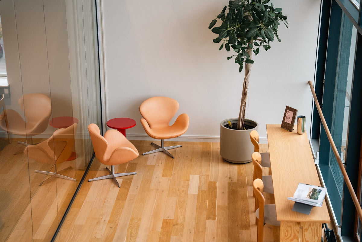 Lounge med lænestole og arbejdsbord ved vinduet hos Visit Denmark