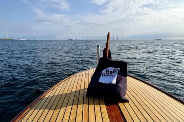 Jesper Brandt, Head of Sales hos Be2Green, sejler i båd på havet under en dag med refleksion og inspiration.