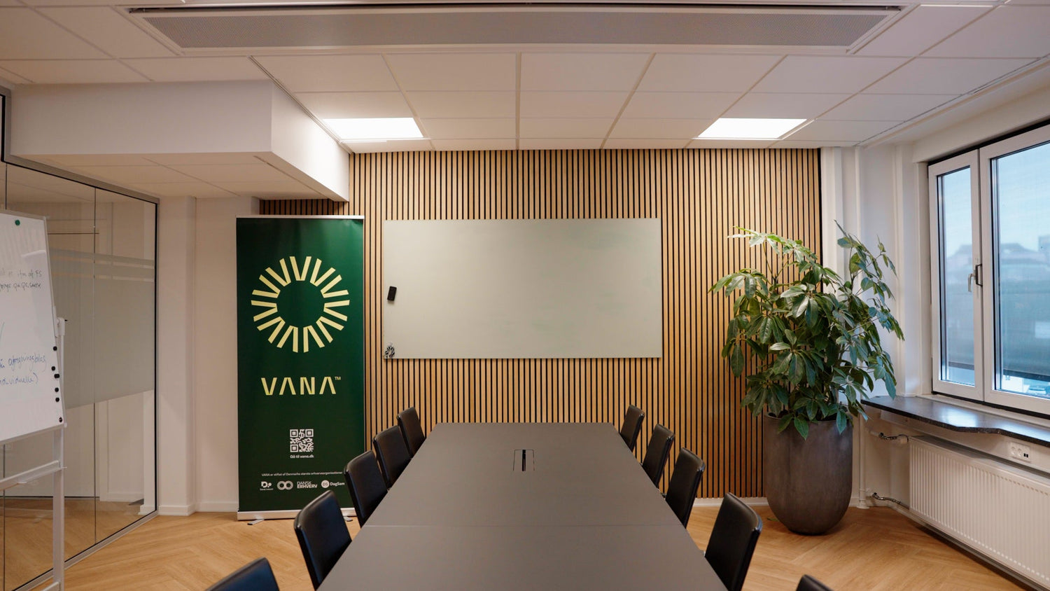 Cirkulær arbejdsplads hos VANA indrettet med genbrugsmøbler fra Circular Furniture