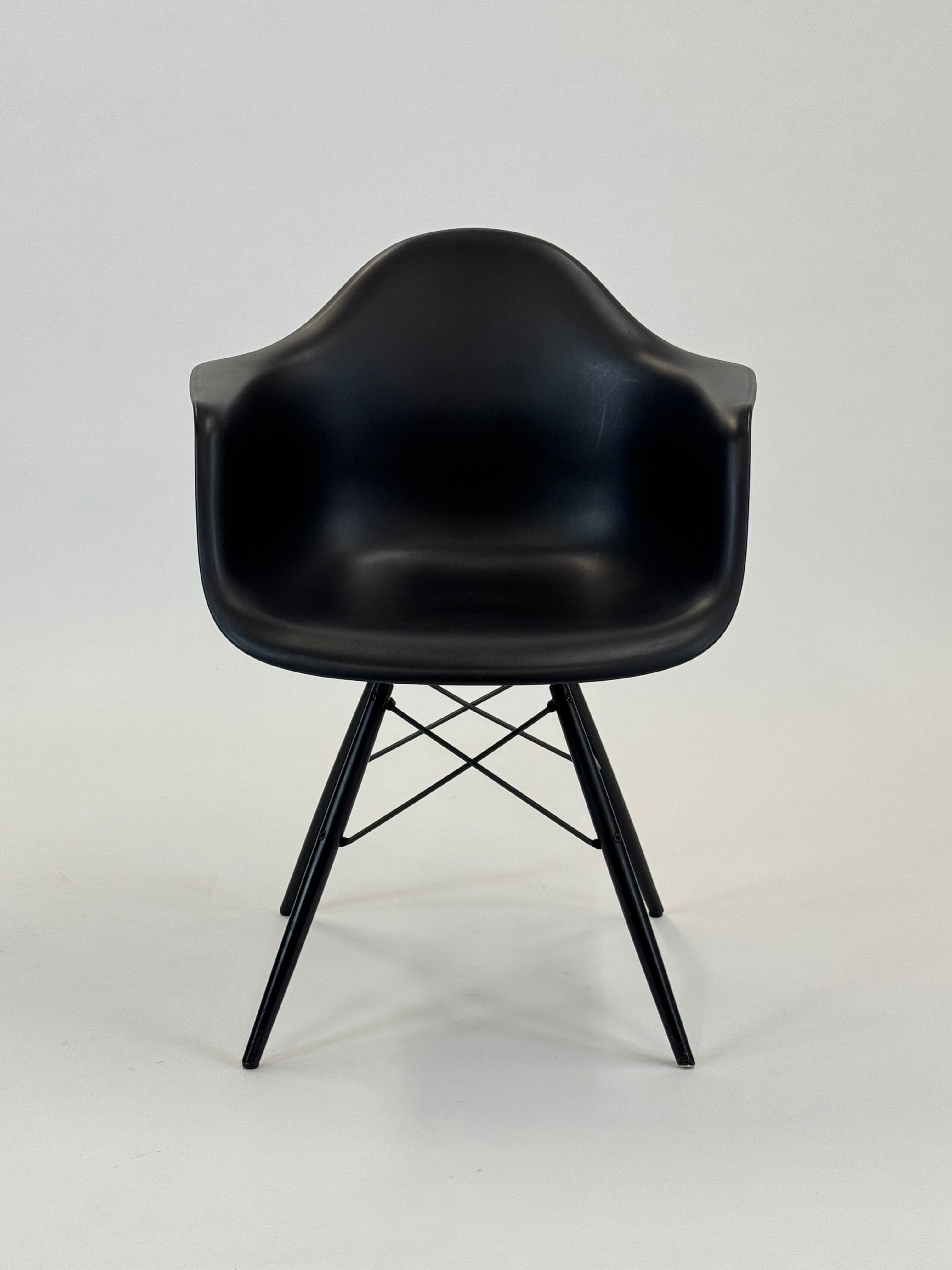 Vitra | Eames Plastic Armchair DAW