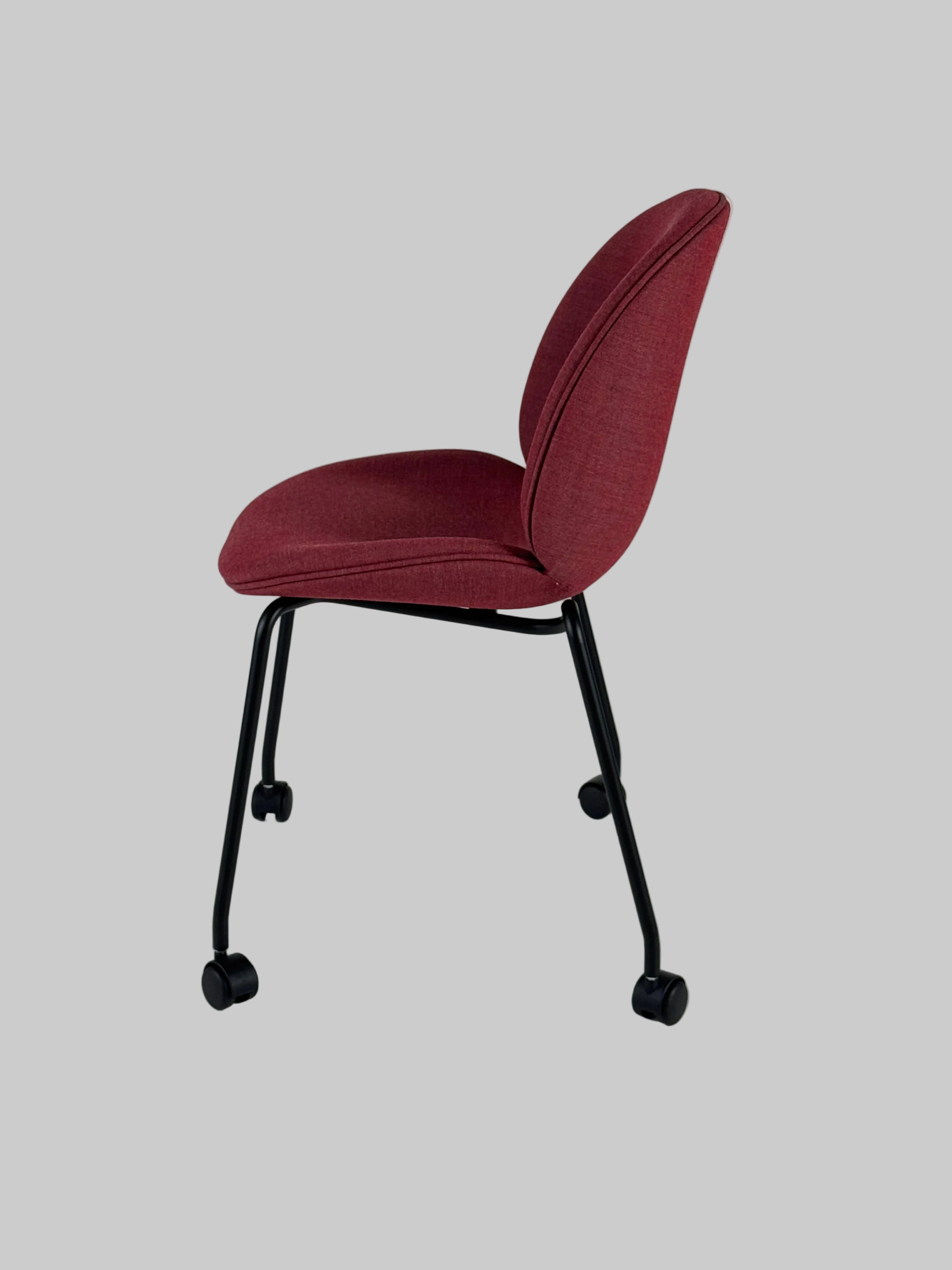 GUBI Beetle Stol – Rød/Sort Stel