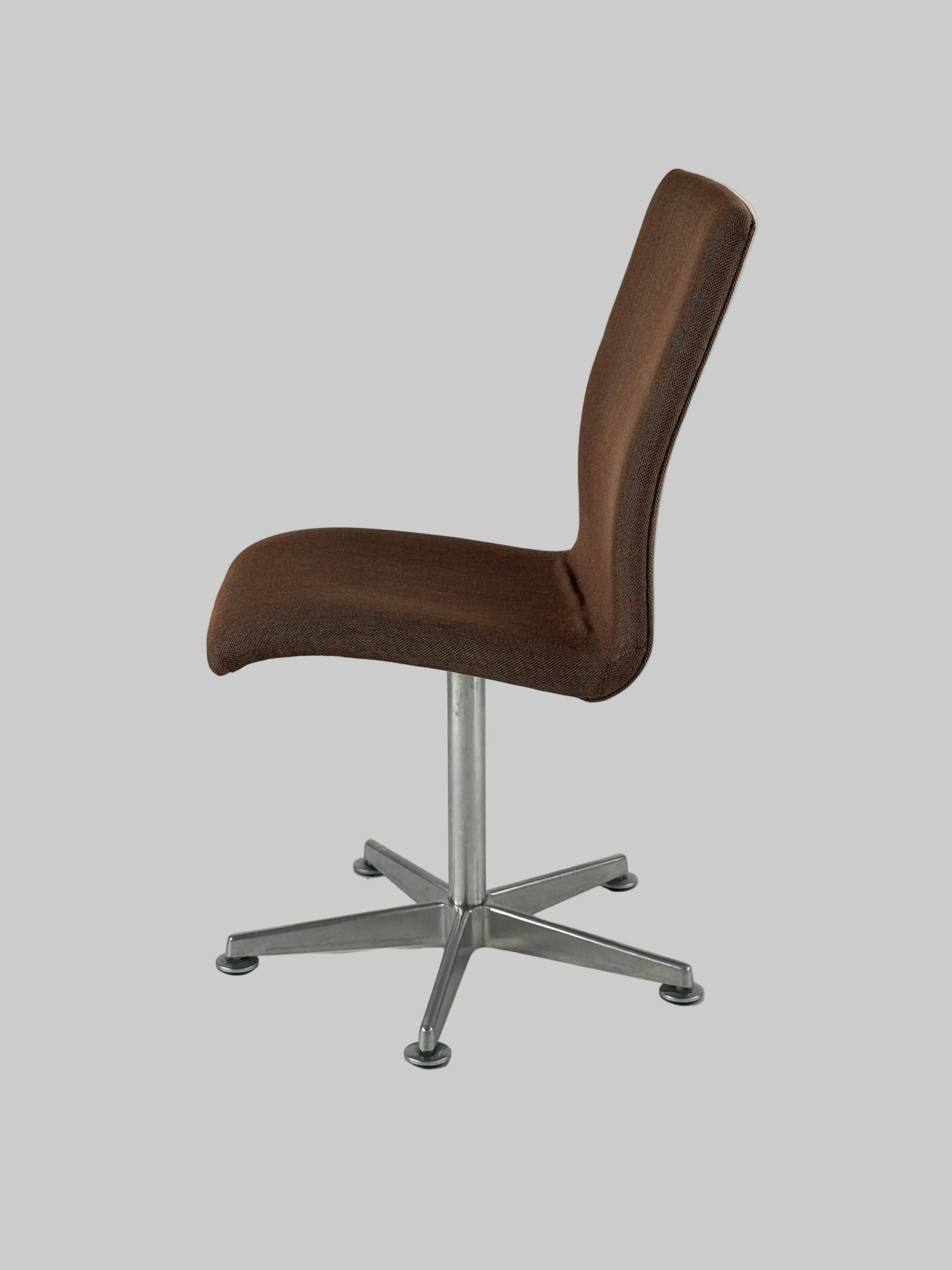 Fritz Hansen Oxford Stol – Brun/Krom Stel
