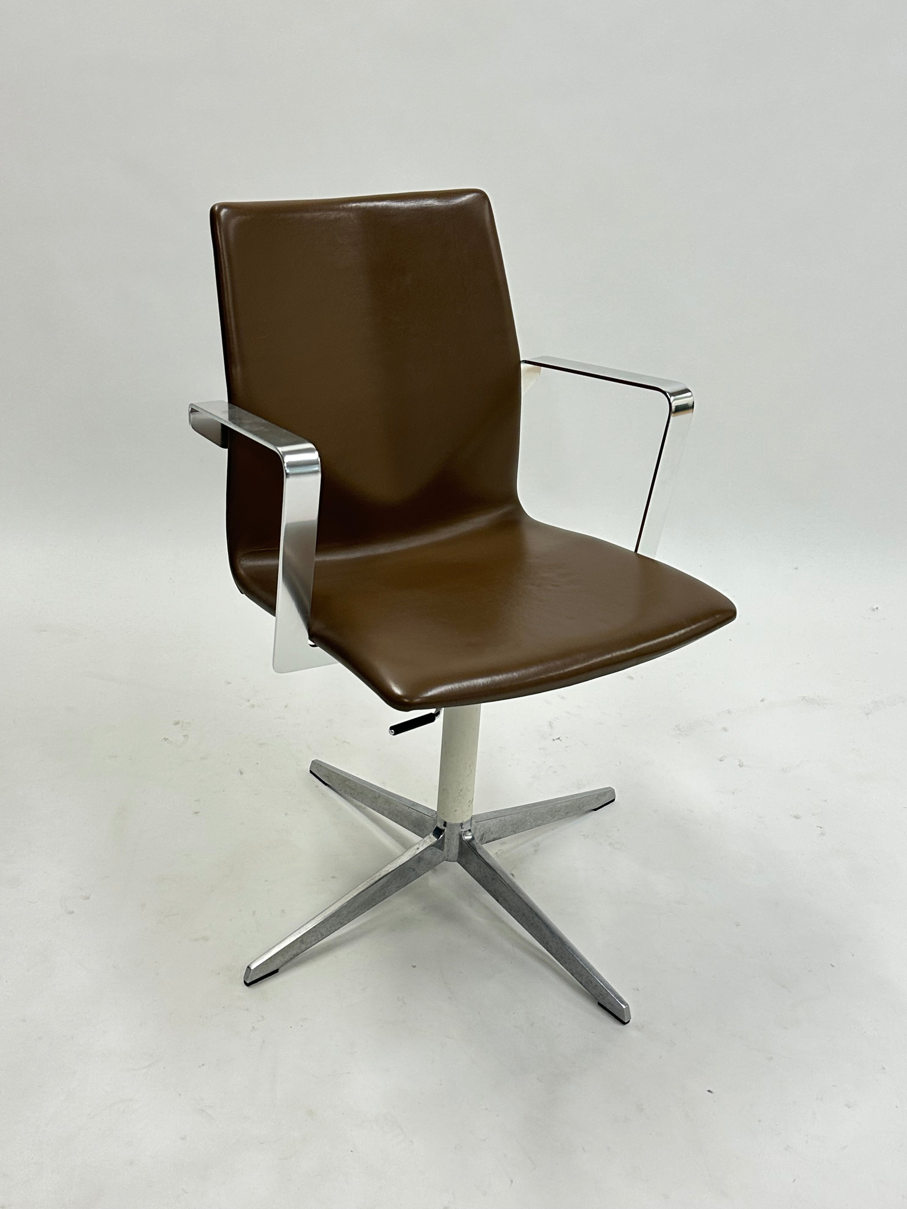 Four Design - 4-Cast® XL Mødestol (Mørkebrun m. krom armlæn)