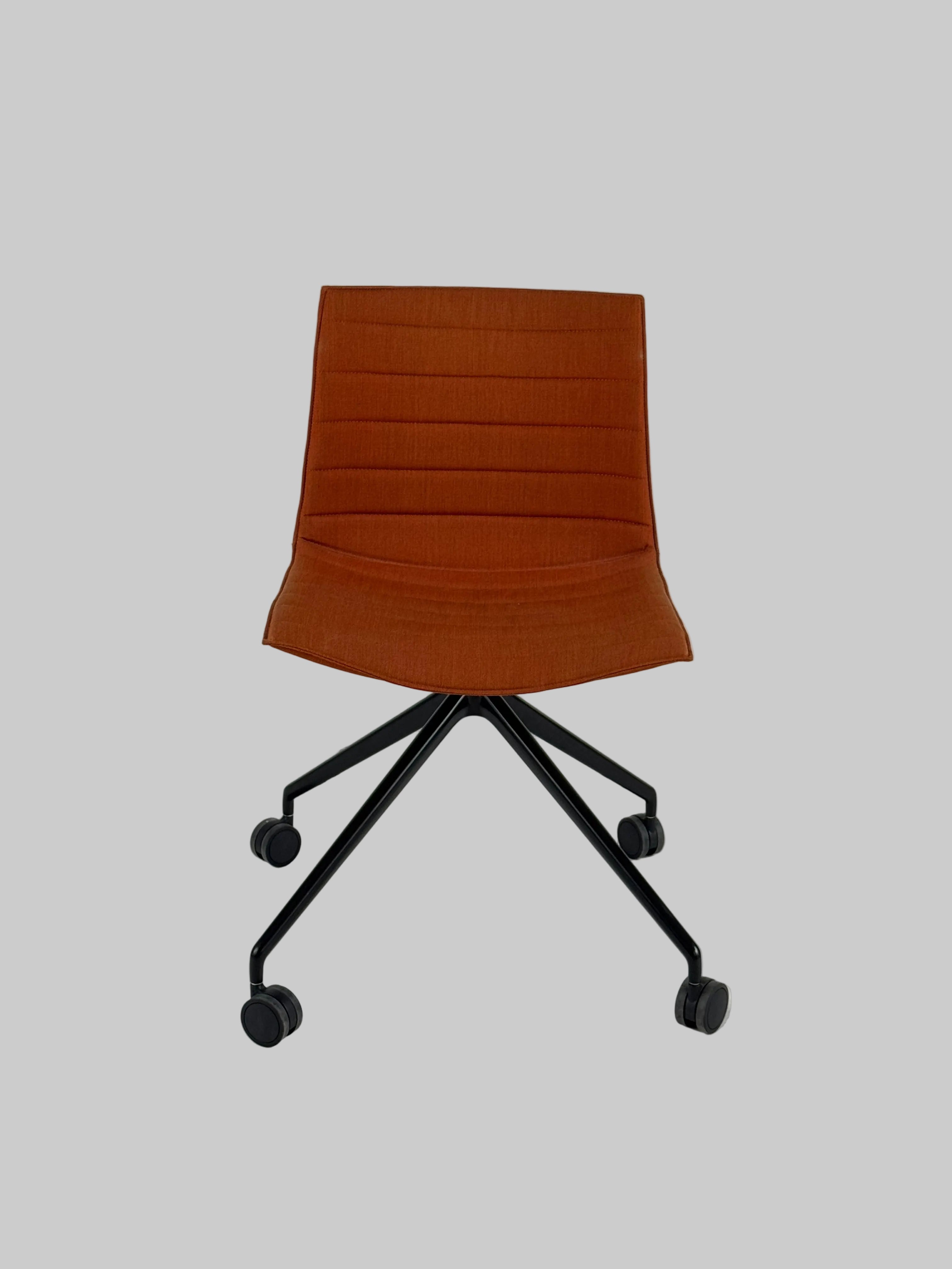 Arper Catifa 46 Stol – Orange/Sort Stel