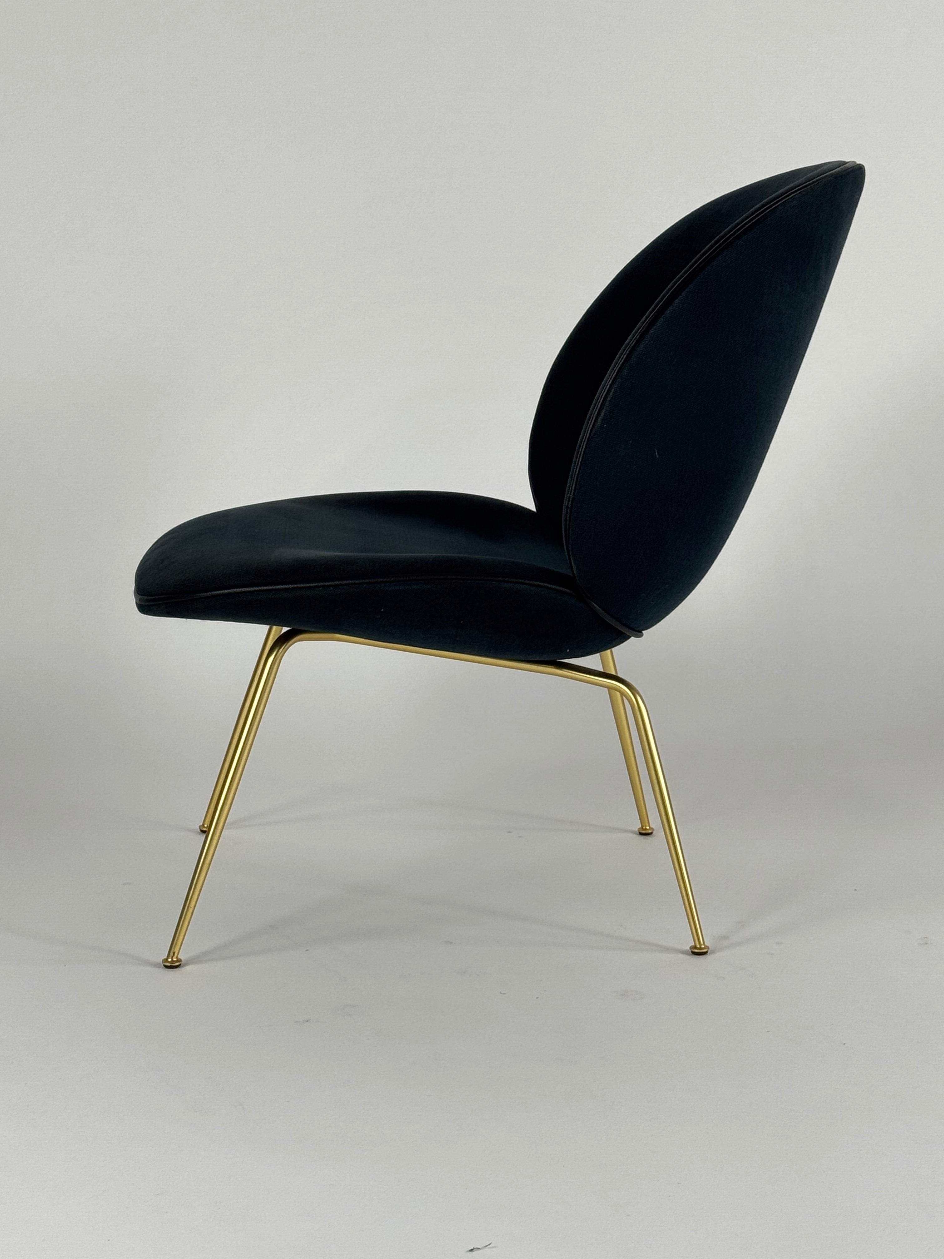 GUBI Beetle Loungestol – Sort/Messing