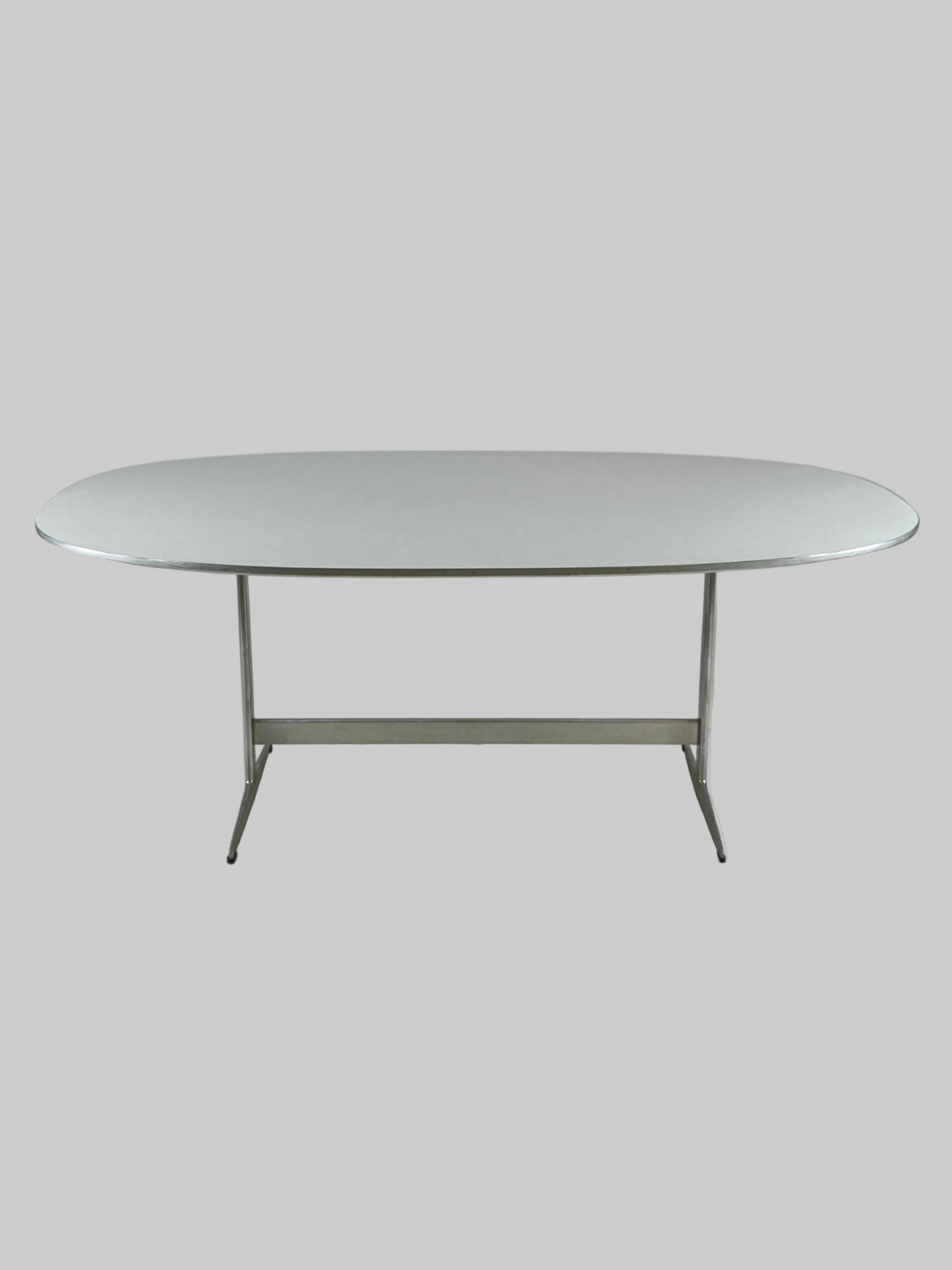 Fritz Hansen Superellipse Shaker Bord – Hvid/Grå Stel 180x120cm