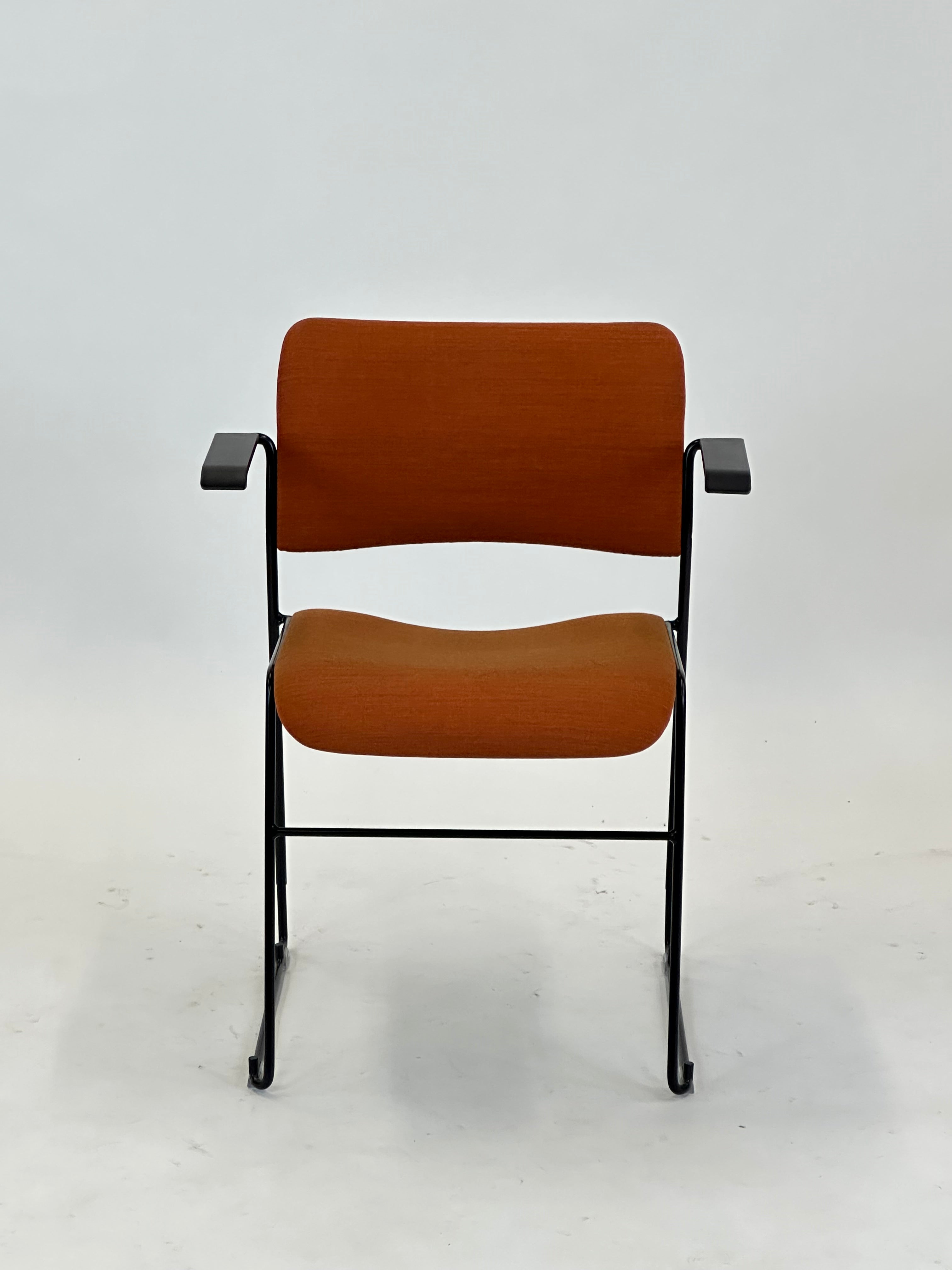 40/4 Konferencestol - Howe (Orange m. sorte armlæn)