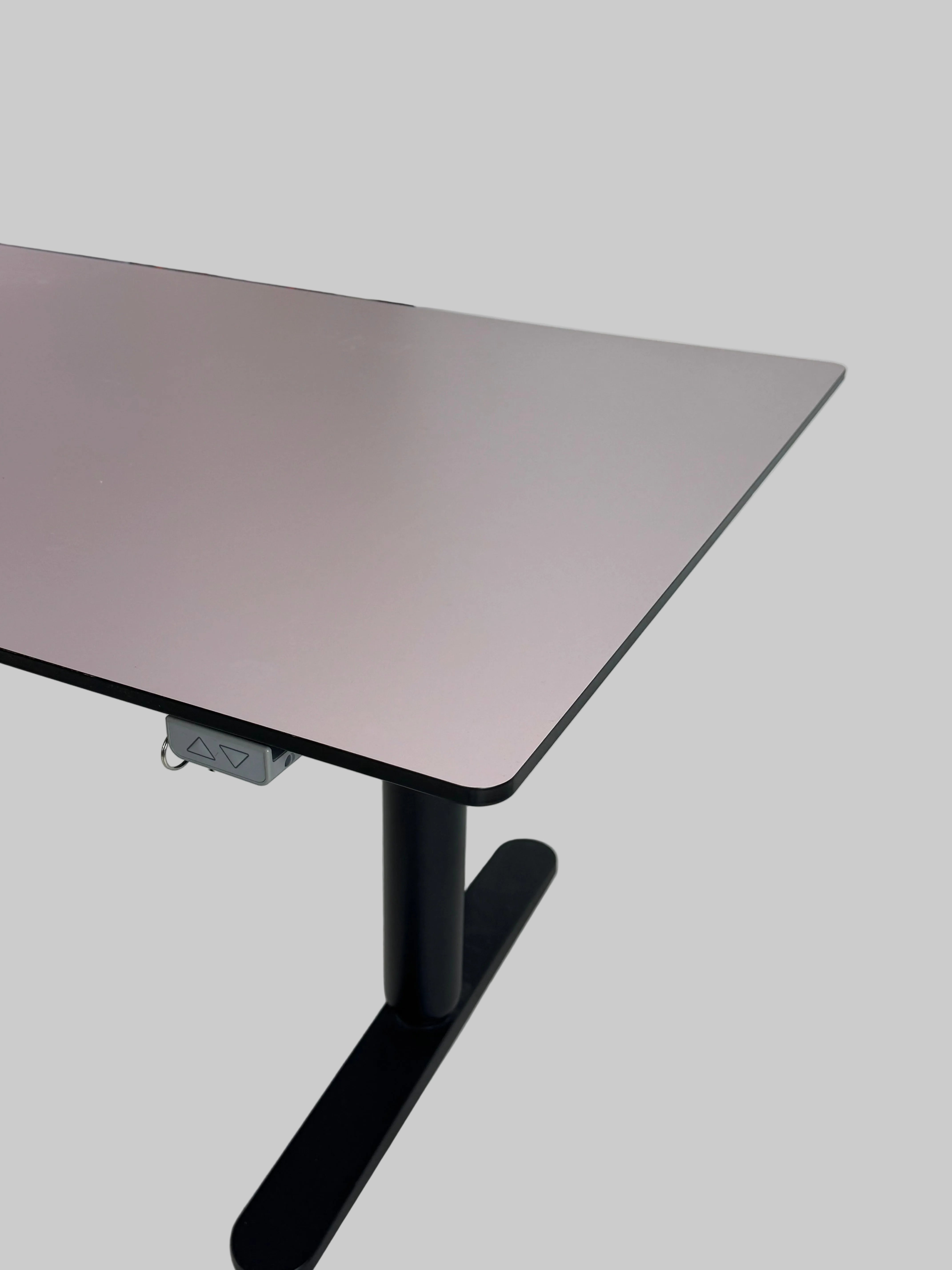 Håg Tion Stol + IKEA BEKANT Hæve/sænkebord – Lyserød/Sort