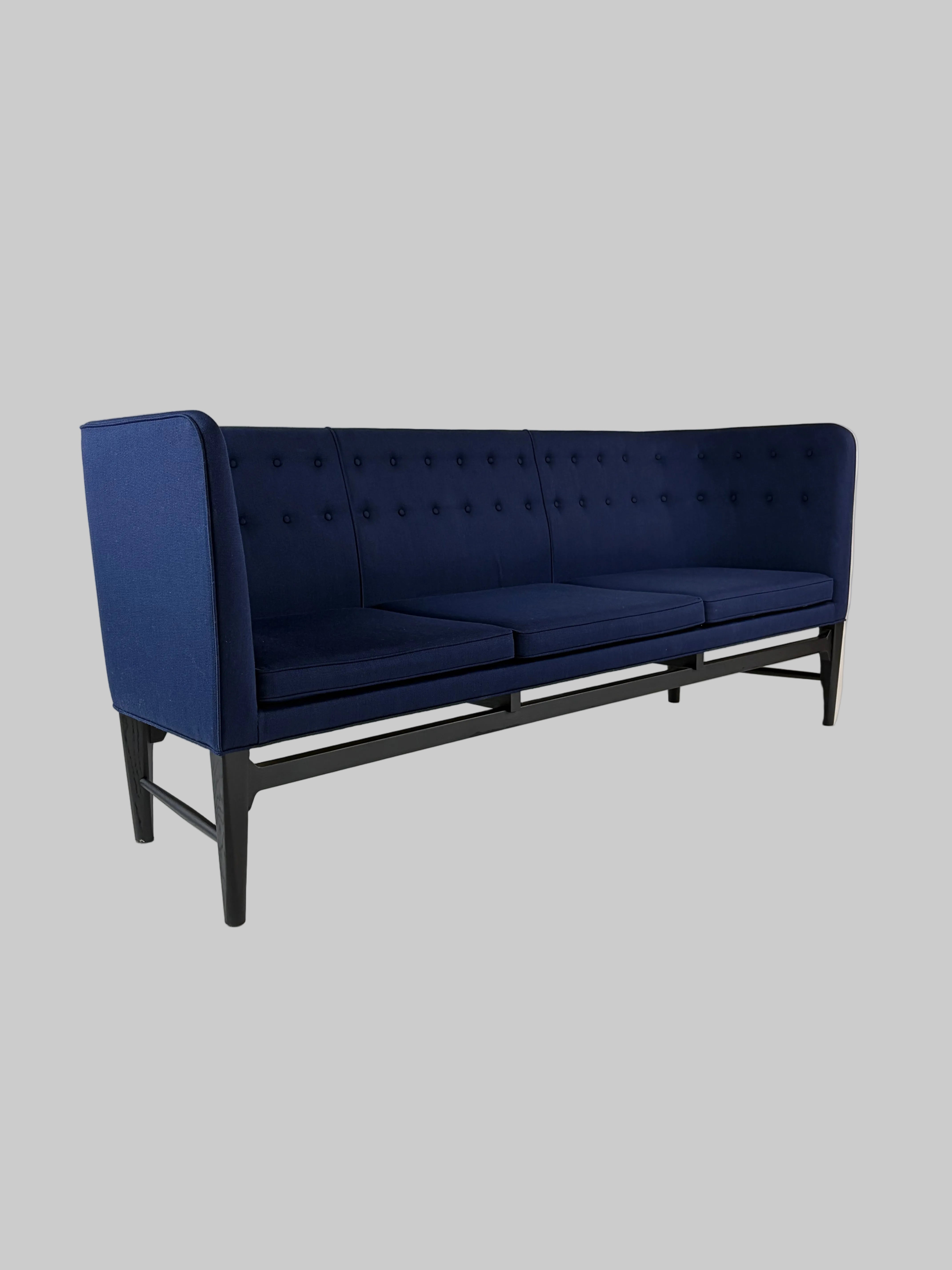 &Tradition Mayor AJ5  Sofa  – Mørkeblå/Sort Stel