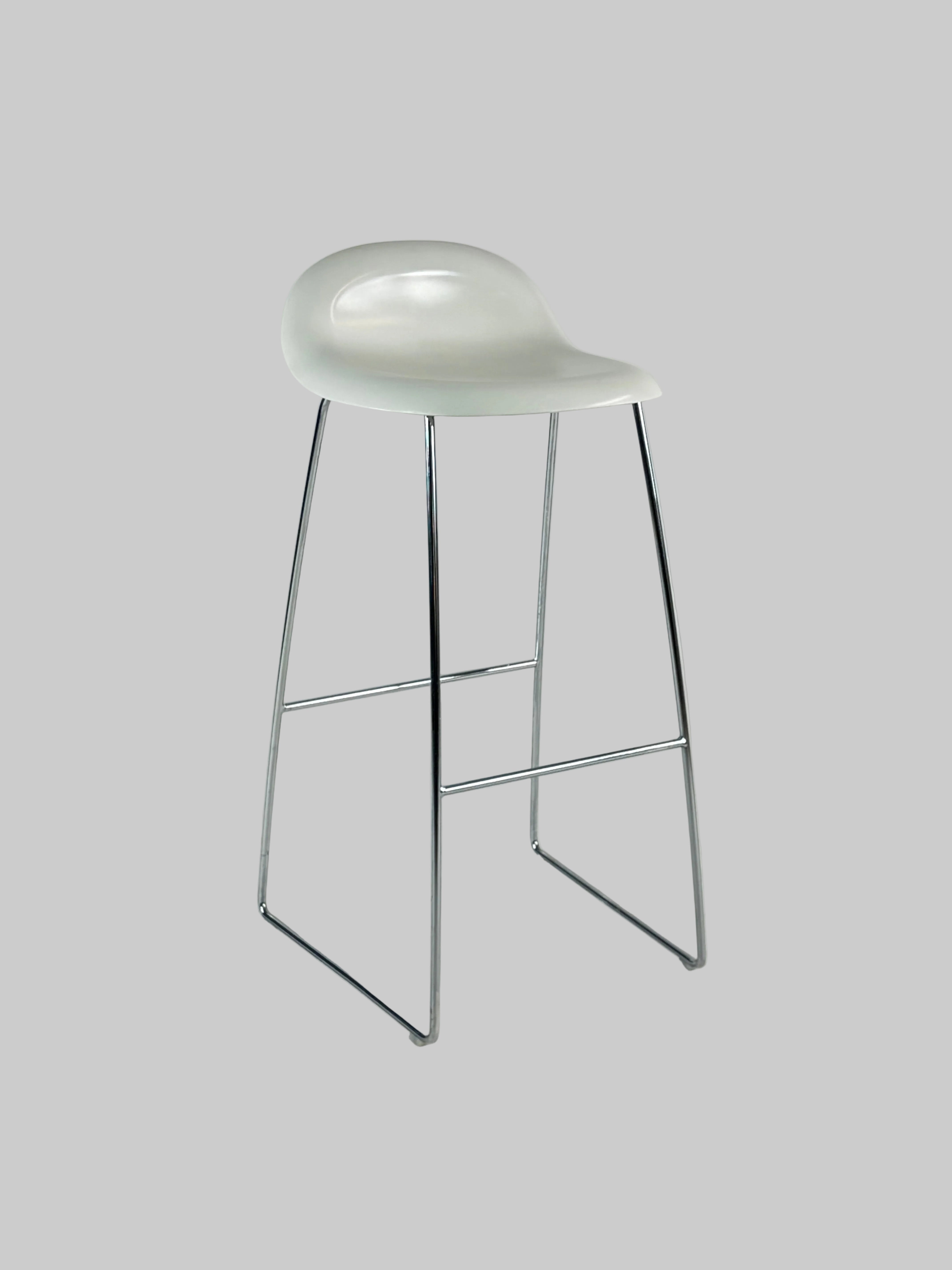 GUBI 3D Bar Stool Barstol – Hvid/Krom Stel SH 75 cm