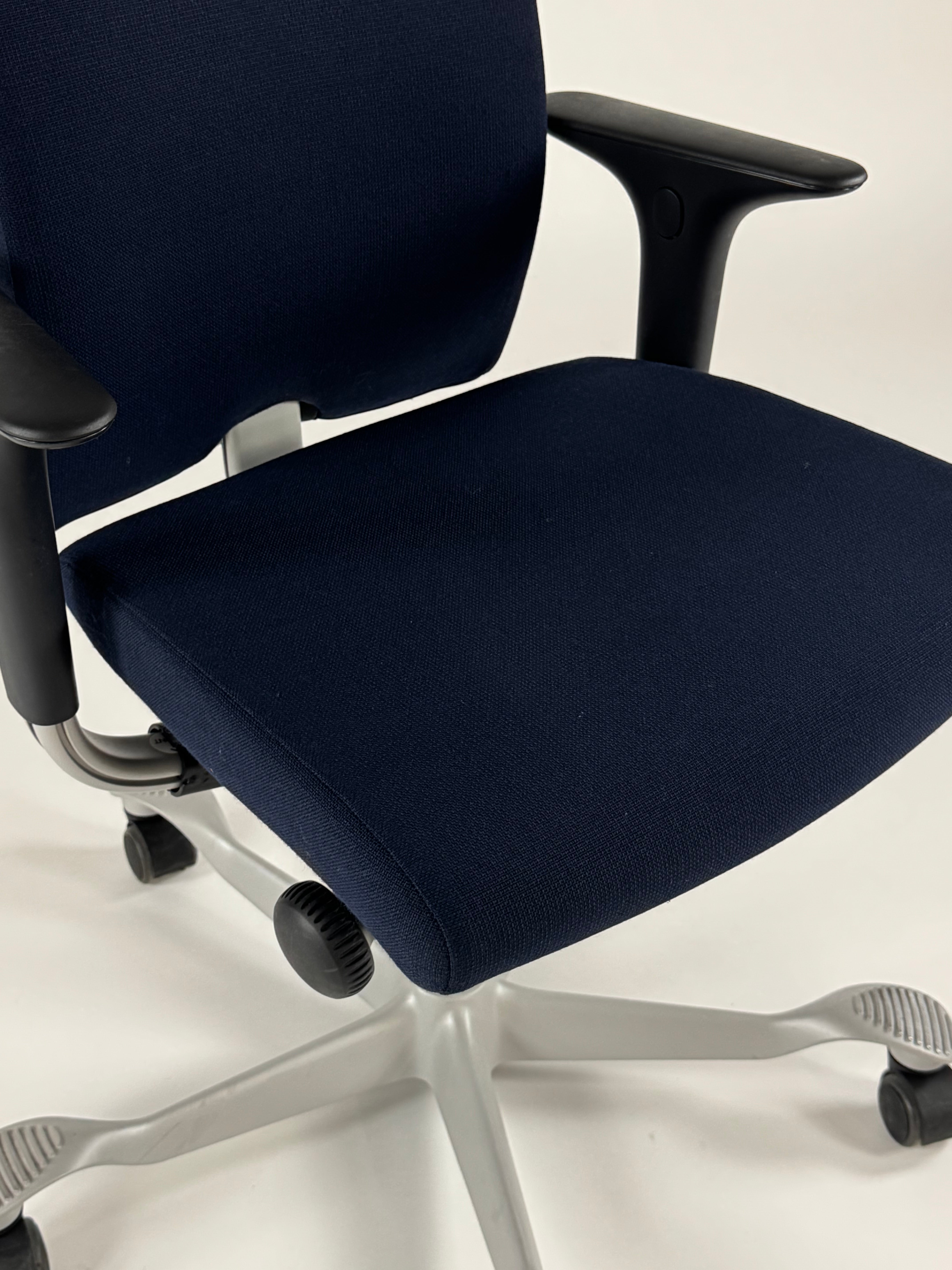 HÅG Creed 6002 Kontorstol – Mørkeblå/Gråt Stel m. Armlæn 200 mm