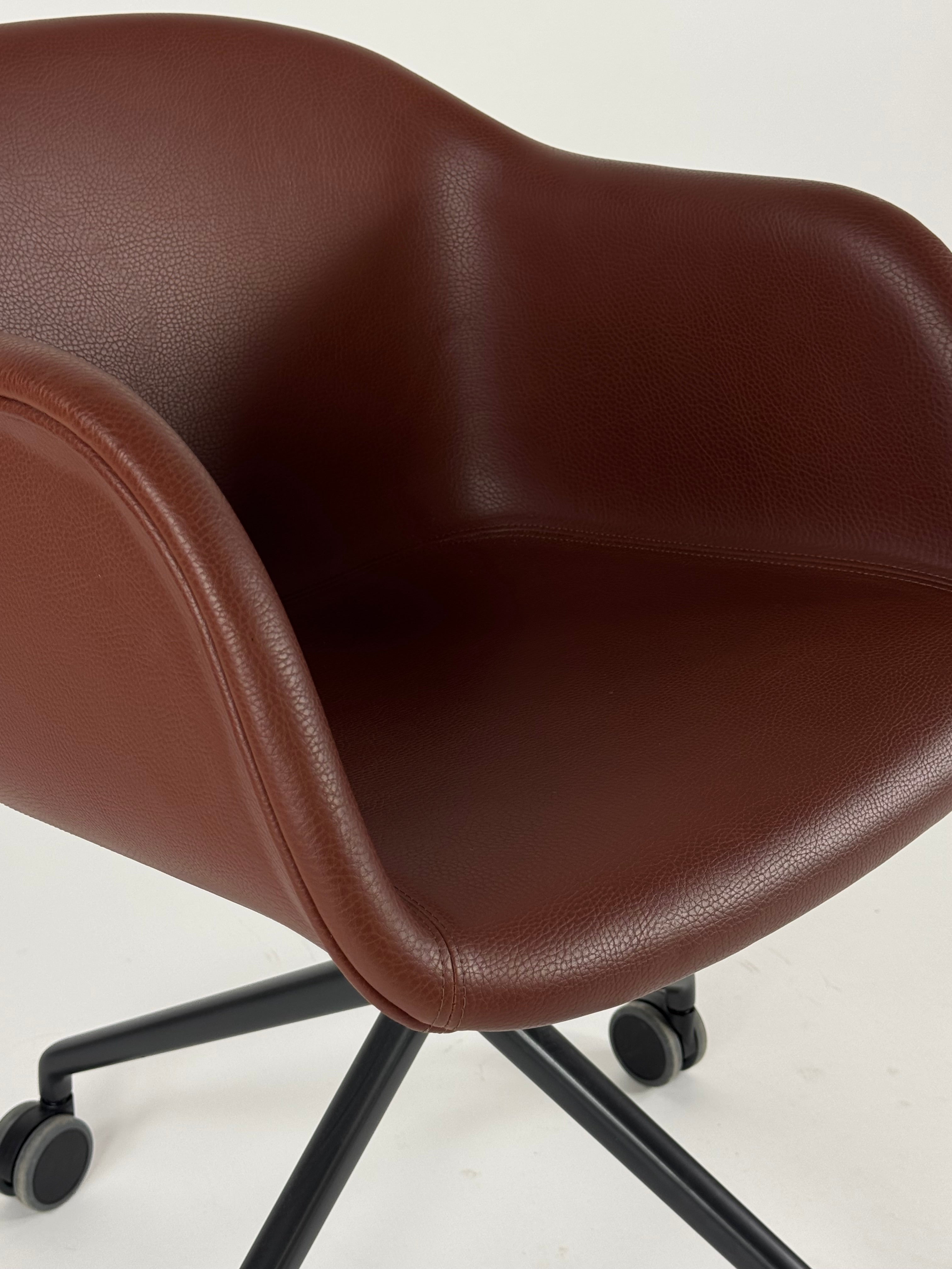 Muuto Fiber Armchair Stol – Brun med Grå Stel Læder