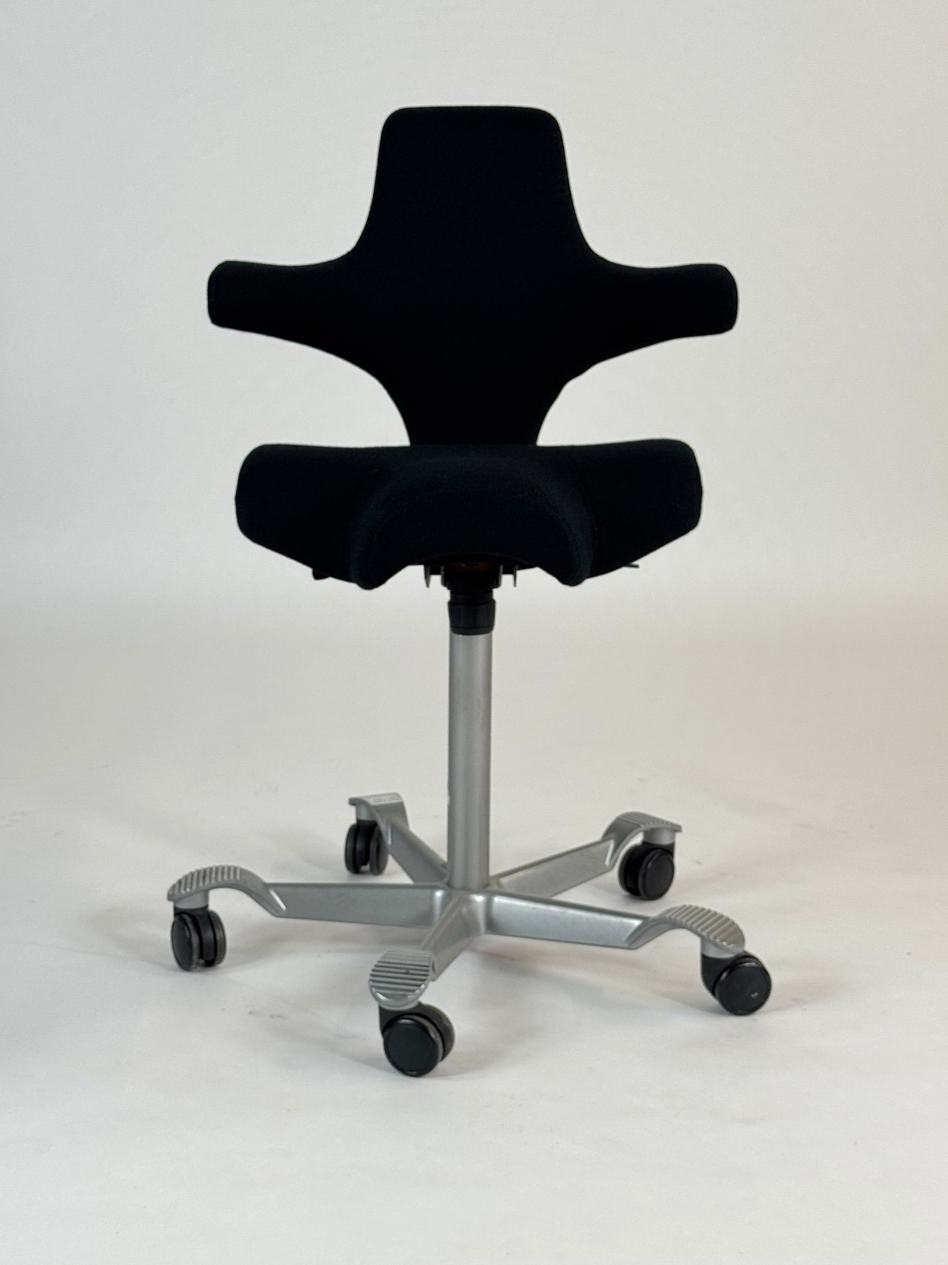 HÅG Capisco 8106 - 265 mm gaslift - Nypolstret i Sort